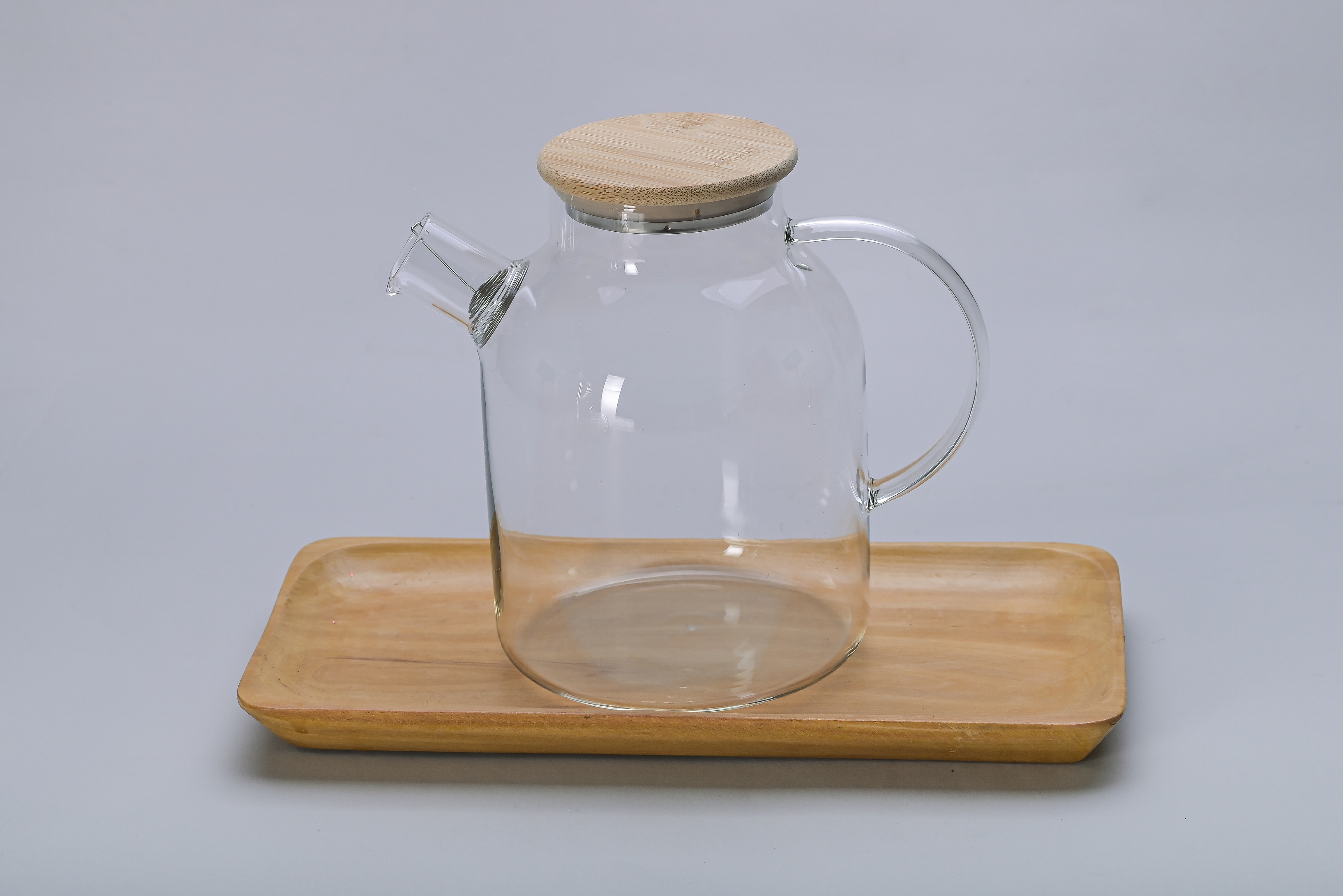 Jarra de vidrio con tapa de madera