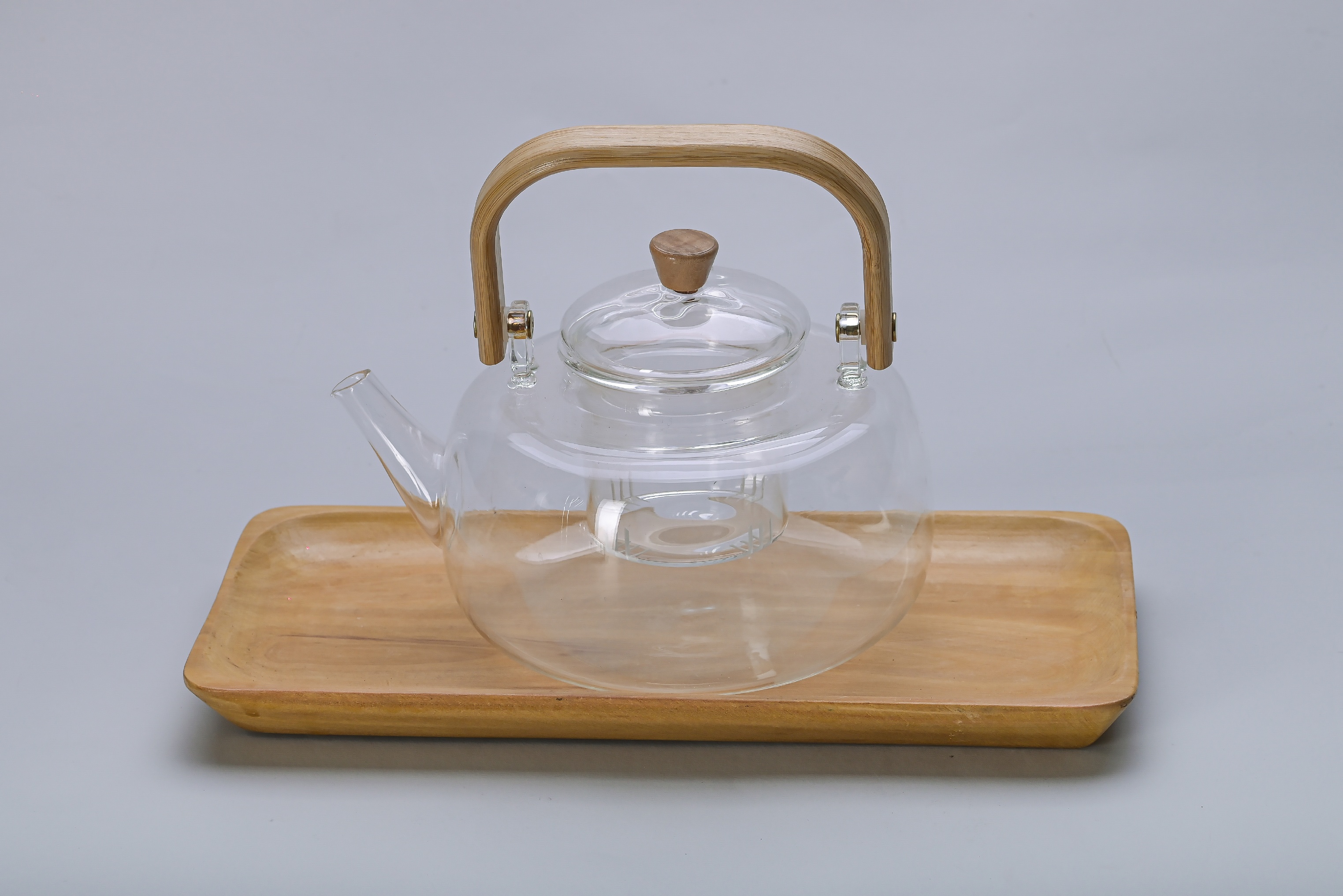 Tetera de vidrio con bandeja de madera