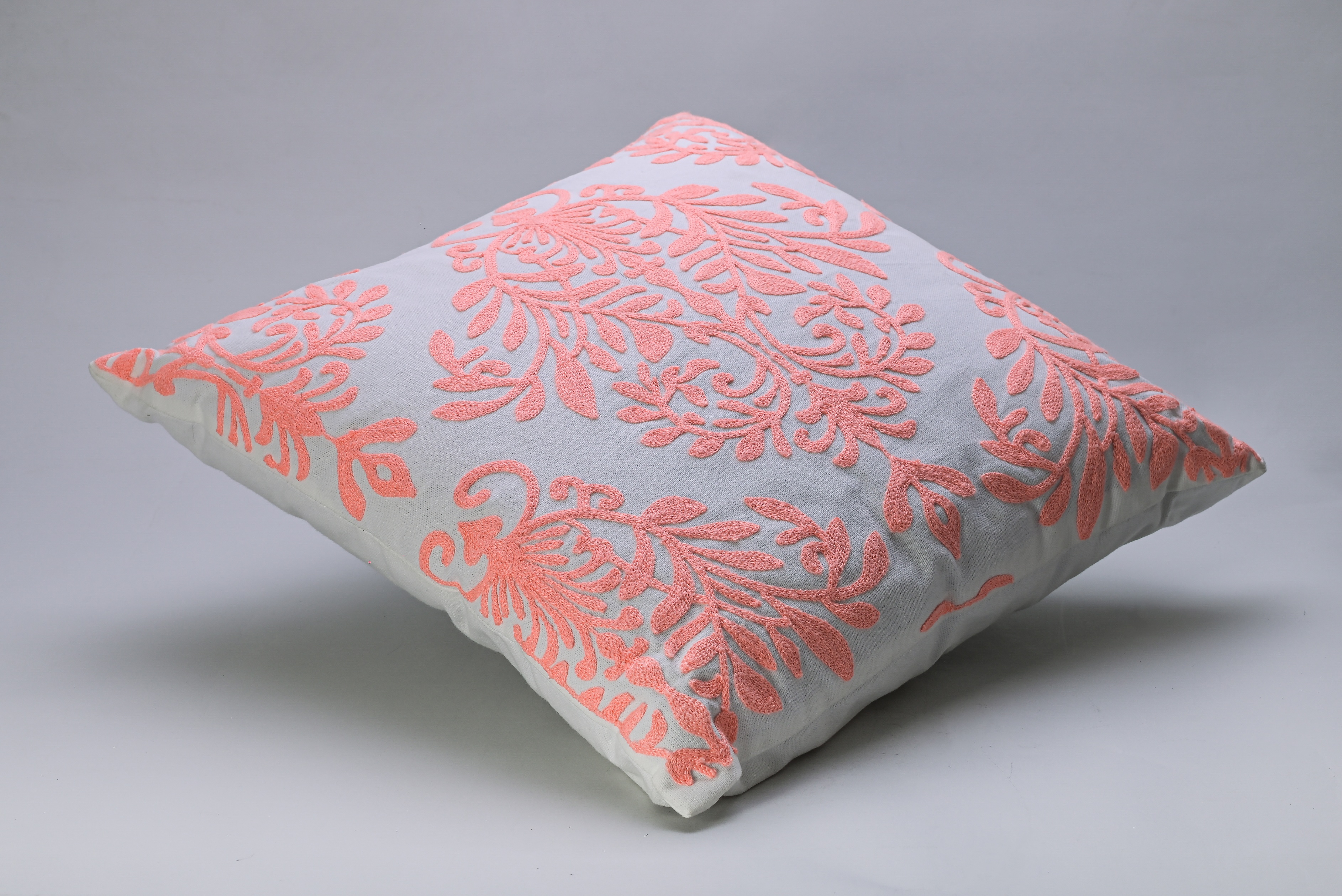 Almohadón bordado coral
