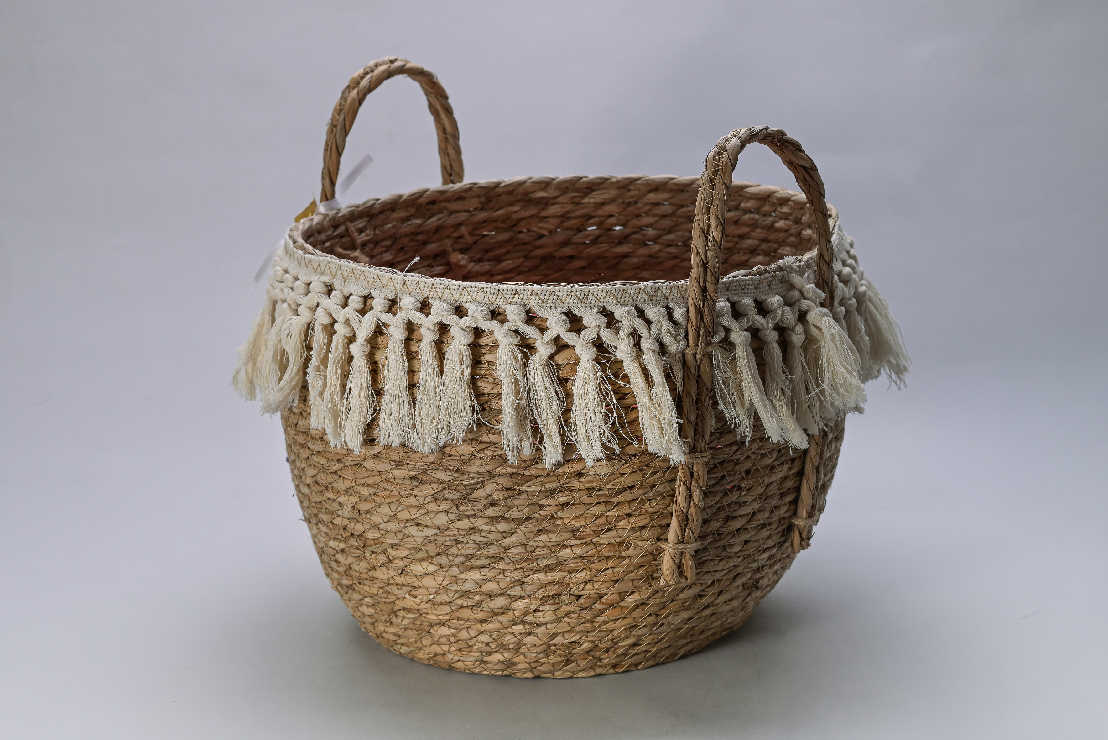 Canasta de yute con detalle macrame