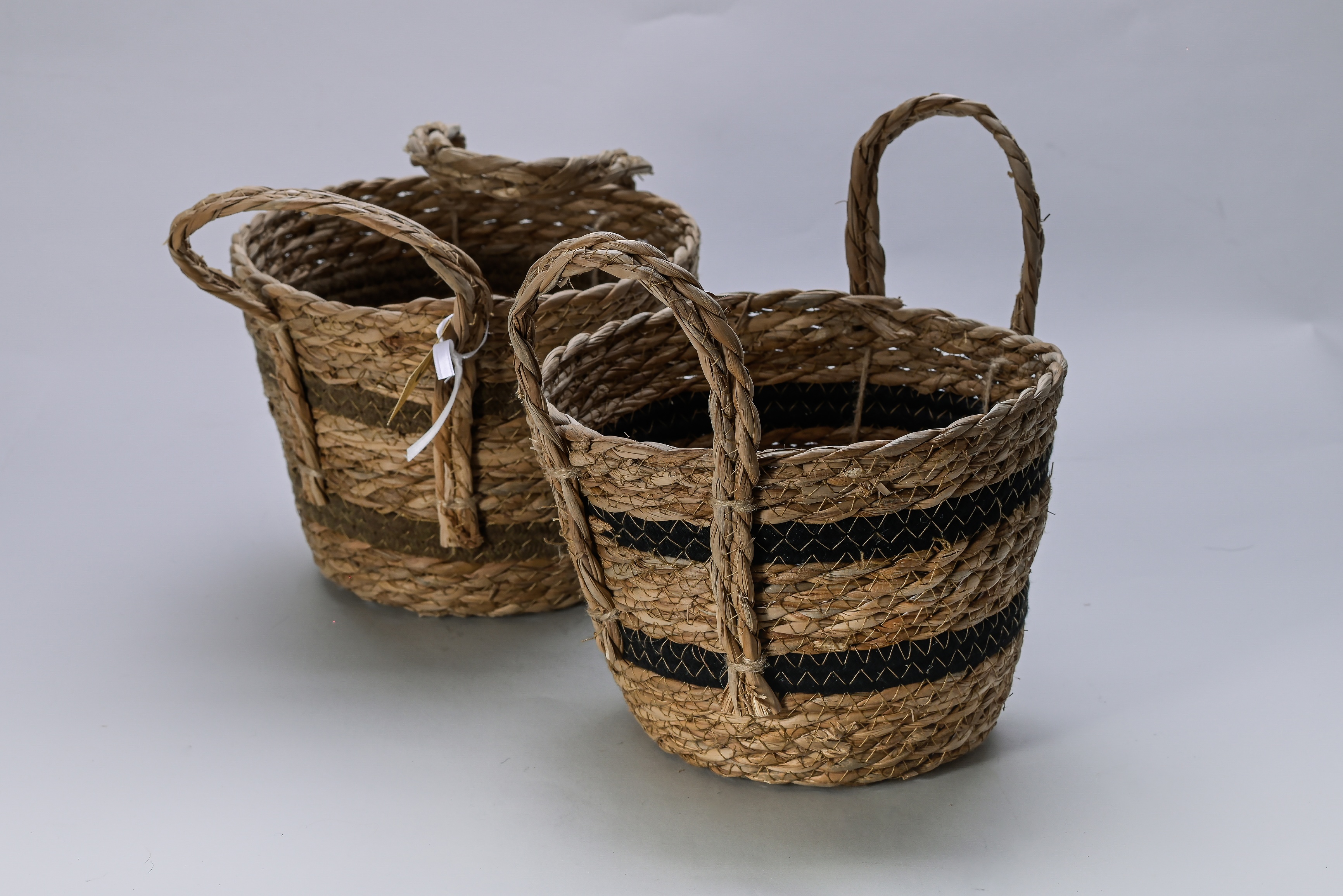 Cestos de mimbre artesanales pequeños