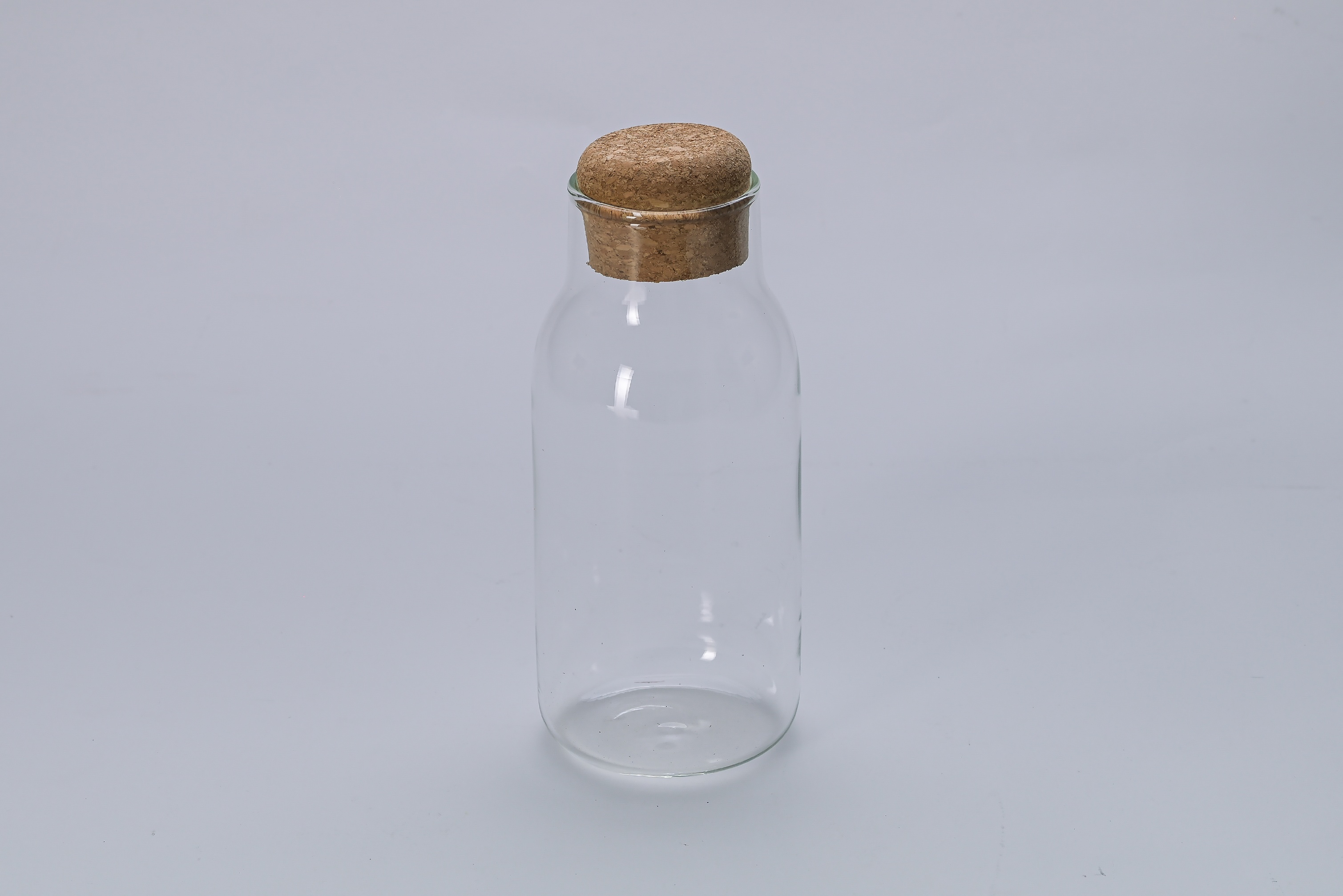 Botella de vidrio con tapa de corcho