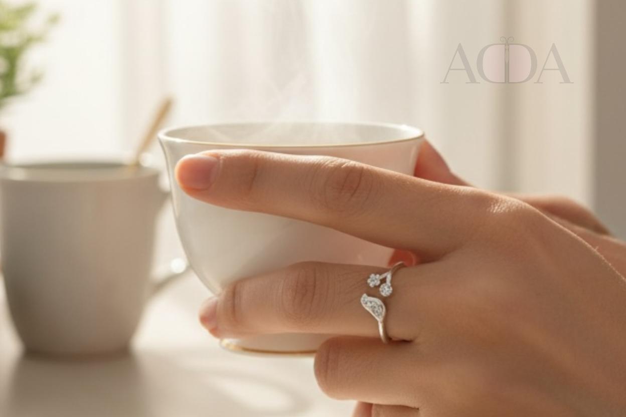 Anillo de plata con motivos de pájaro y flor