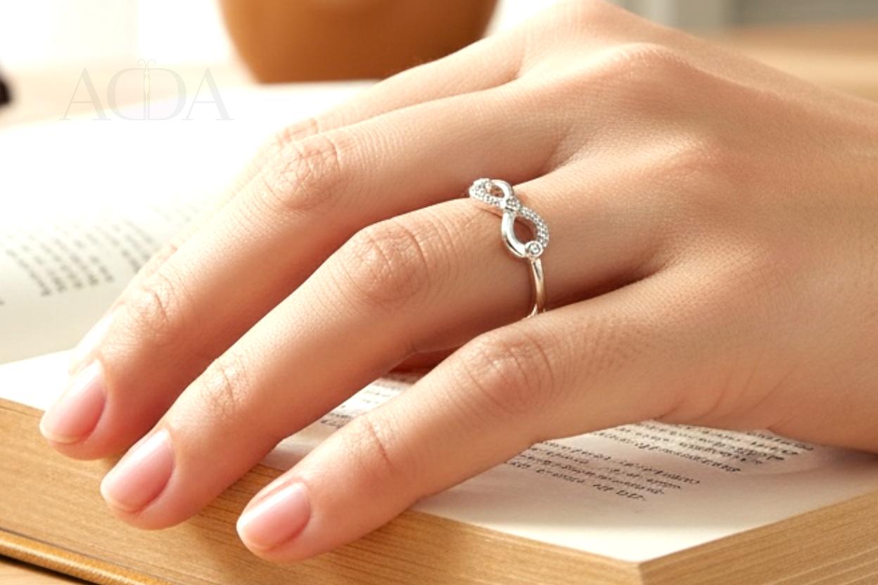 Anillo de plata con símbolo de infinito
