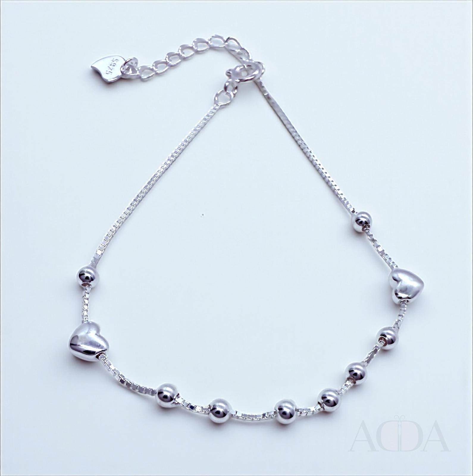 Pulsera de plata con corazones