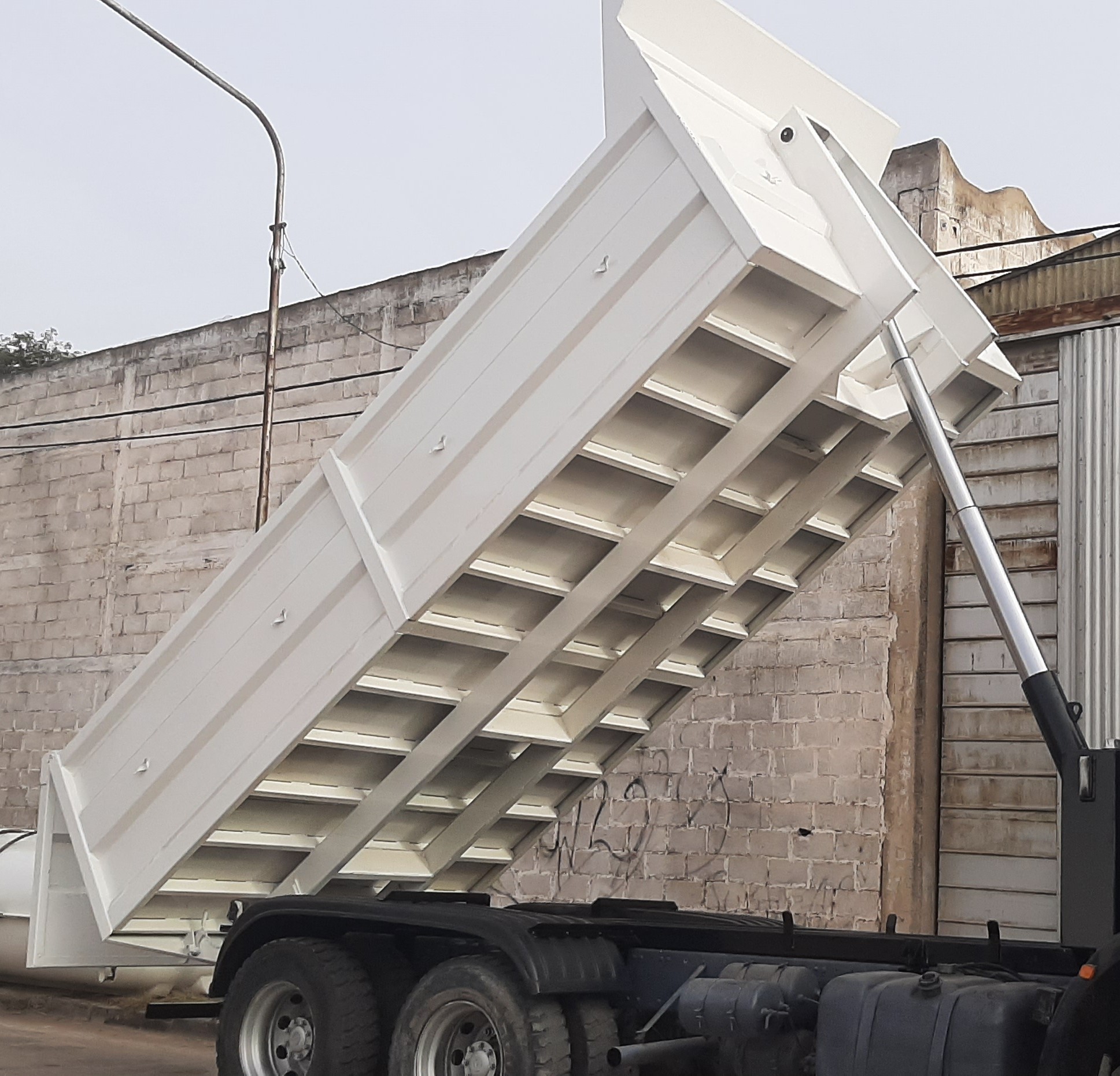 Caja Volcadora 16m3 Baranda Fija Roquera