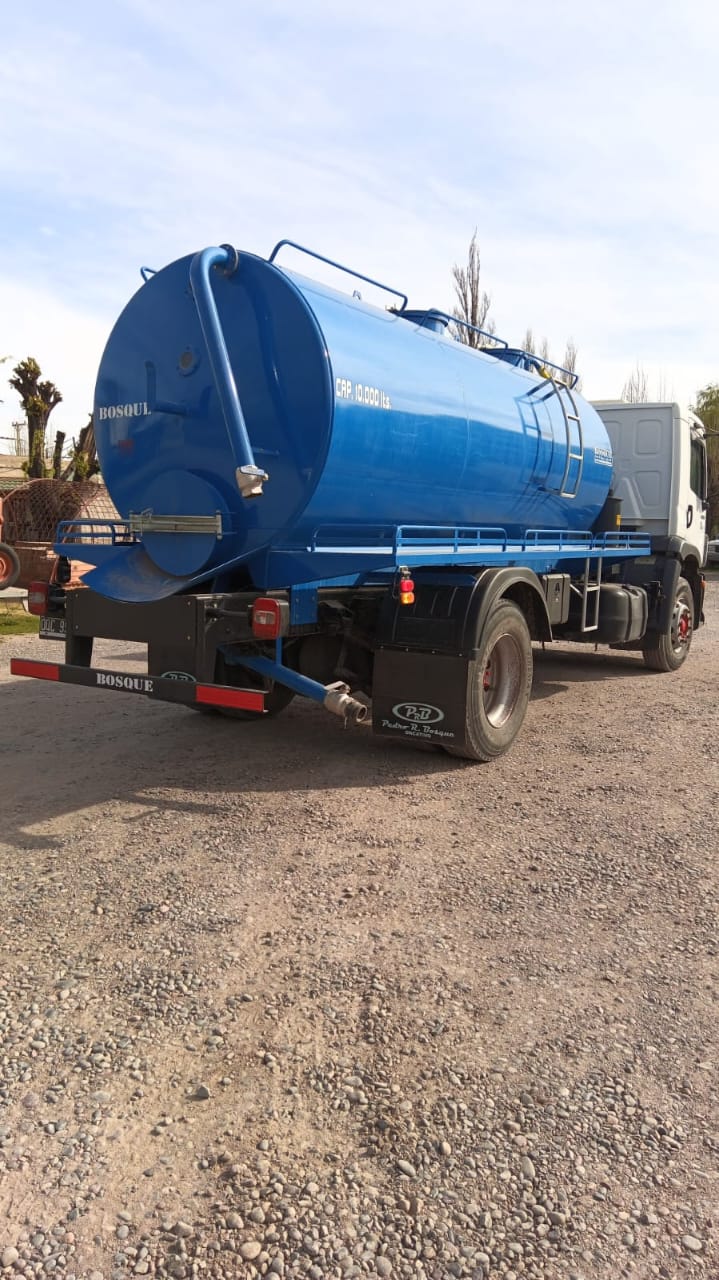 Camión cisterna de agua