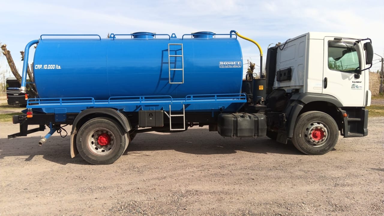Camión cisterna de agua