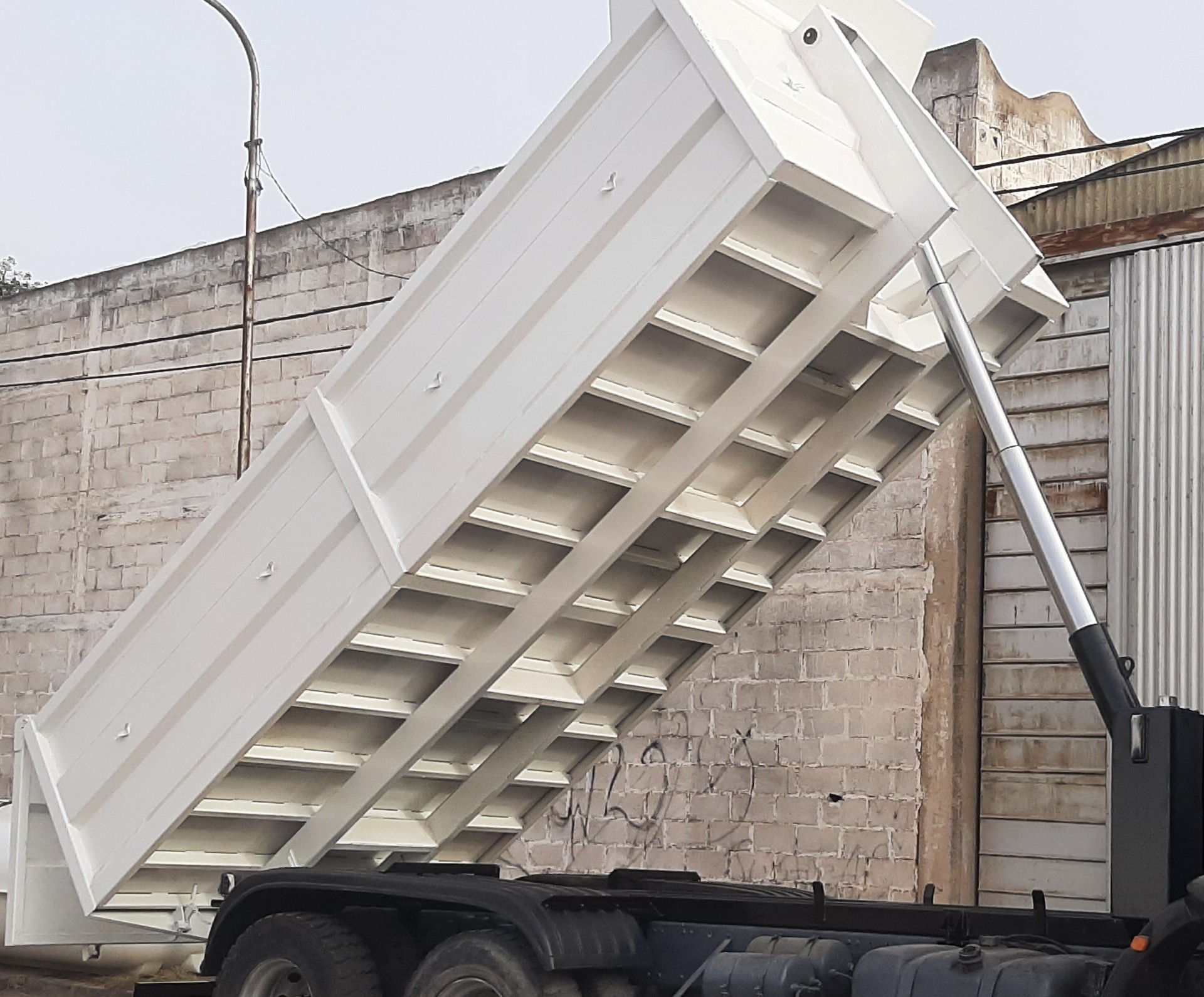 Caja Volcadora 16m3 Baranda Fija Roquera