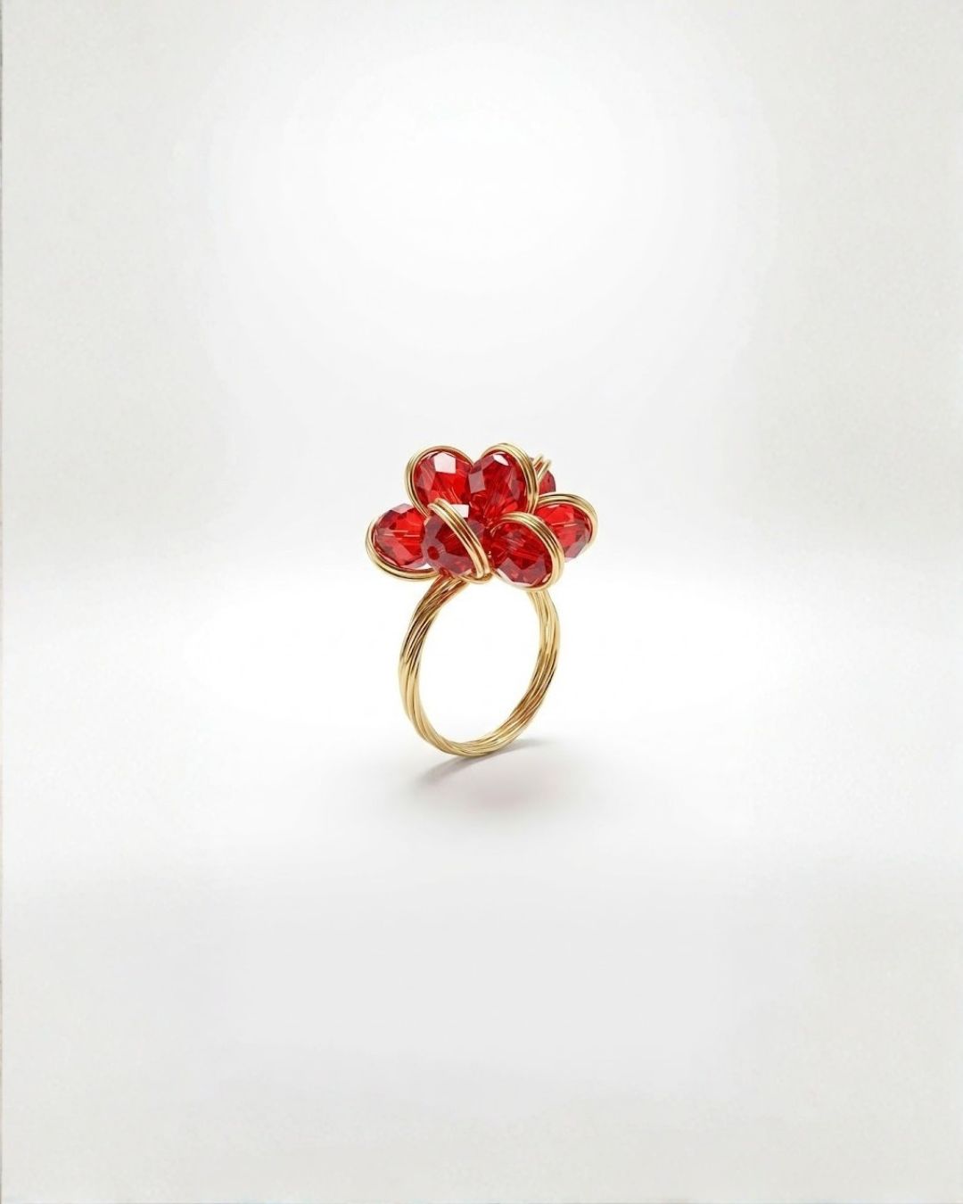 Anillo de oro con piedras rojas