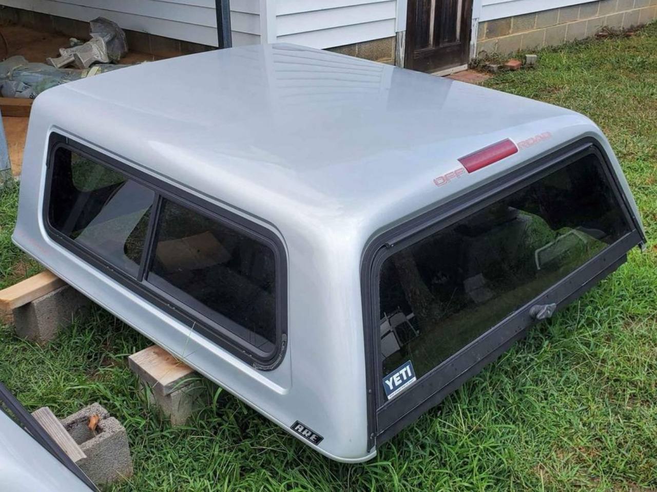 2005–2015 Toyota Tacoma Truck Topper – 5 ft Bed (Silver)