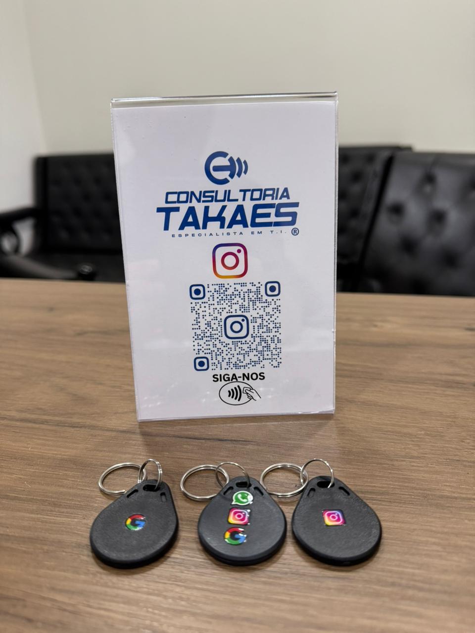 Placa Personalizada modelo Display com sua Logomarca + Qr Code De Mesa em Acrilico Transparente + Tag NFC adesiva que permitirá também o cliente ser conduzido ao mesmo link do QRCODE de maneira mais prática