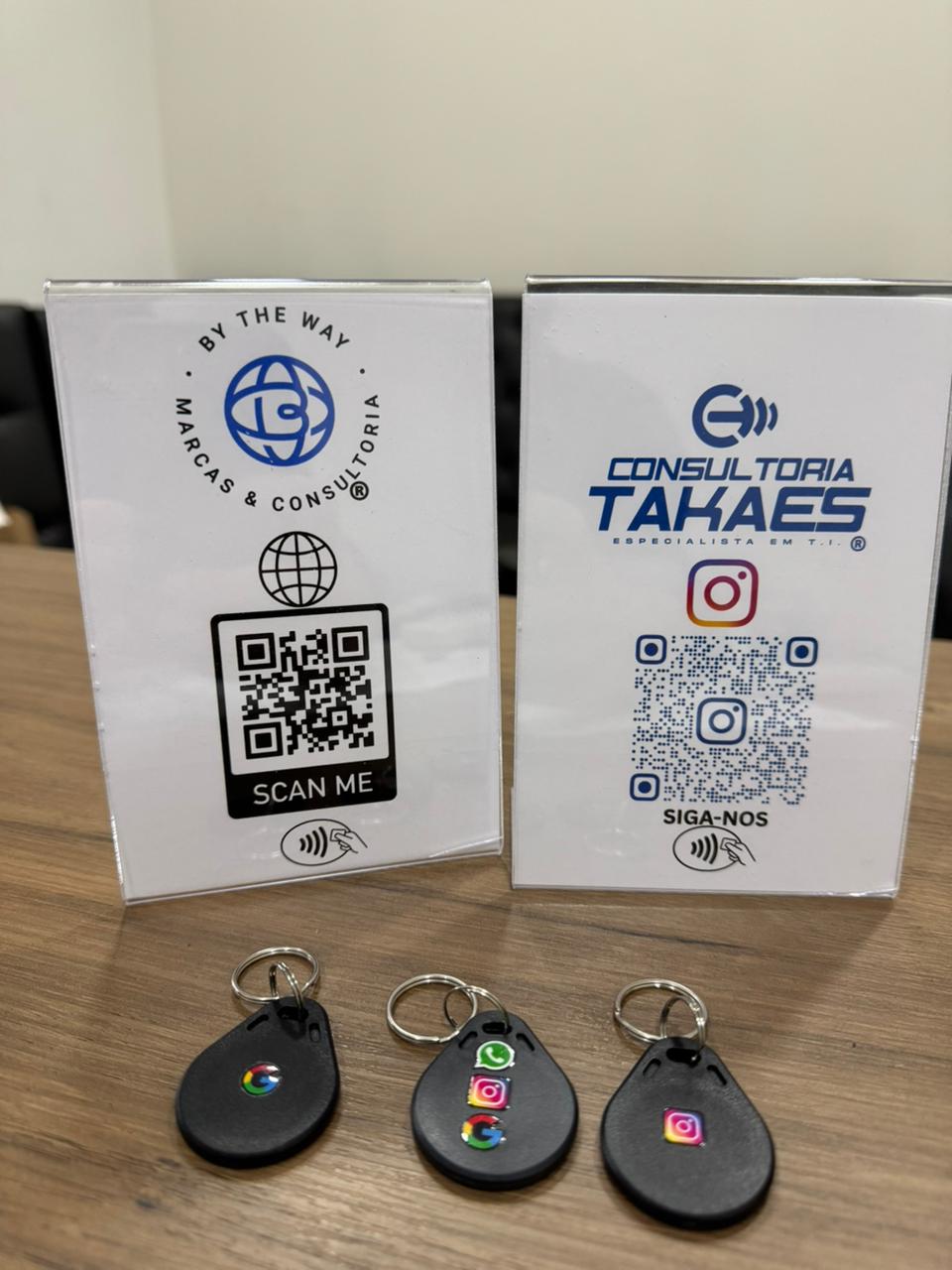 Placa Personalizada modelo Display com sua Logomarca + Qr Code De Mesa em Acrilico Transparente