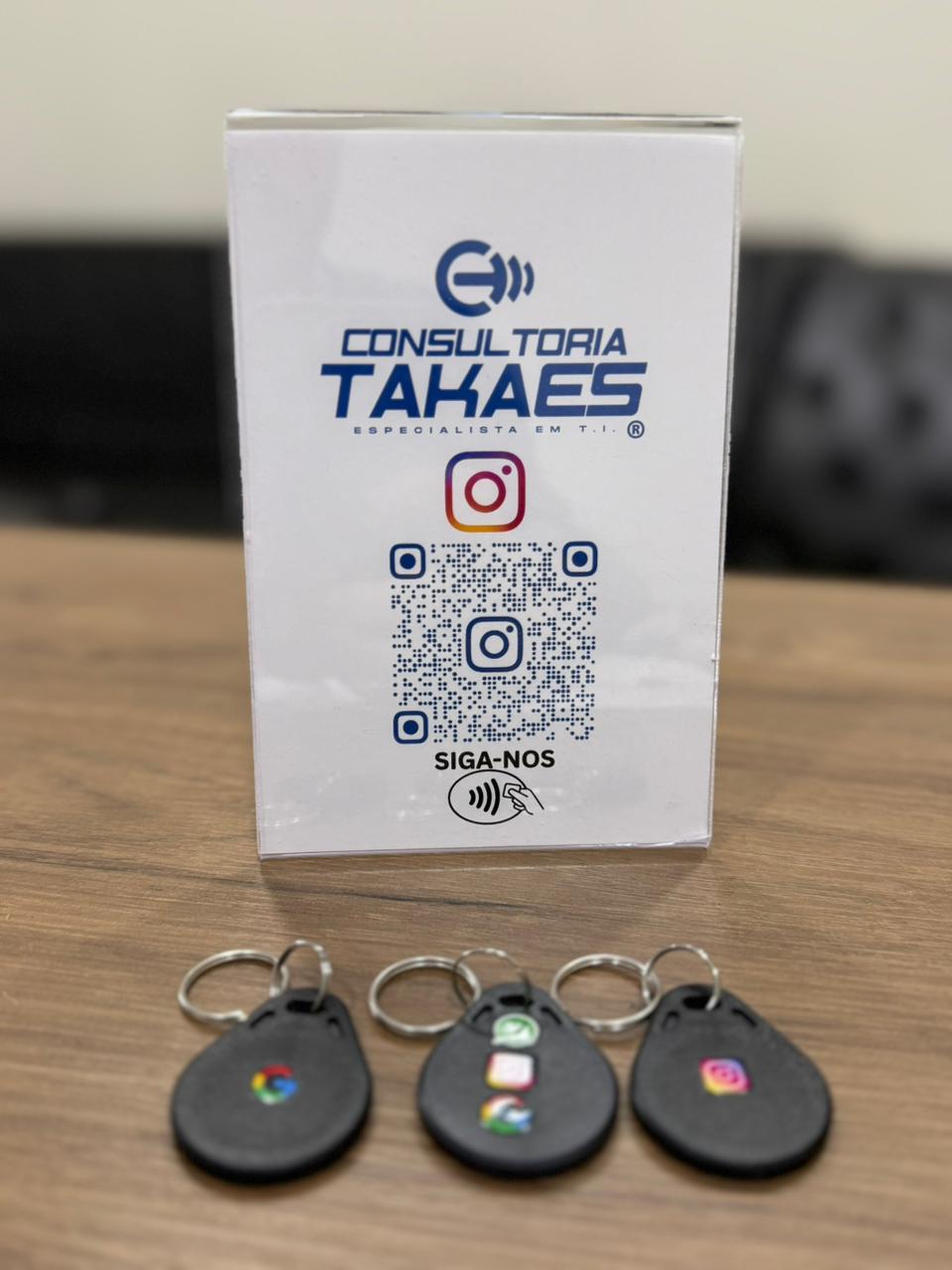 Placa Personalizada modelo Display com sua Logomarca + Qr Code De Mesa em Acrilico Transparente