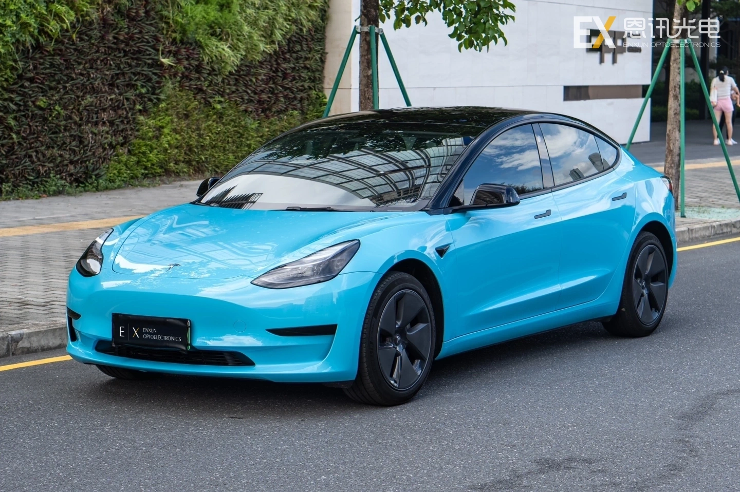 Stand out from the crowd of basic blacks and silvers – the Iridescent Sky Blue Wrap is for those who dare to be different without going over the top.