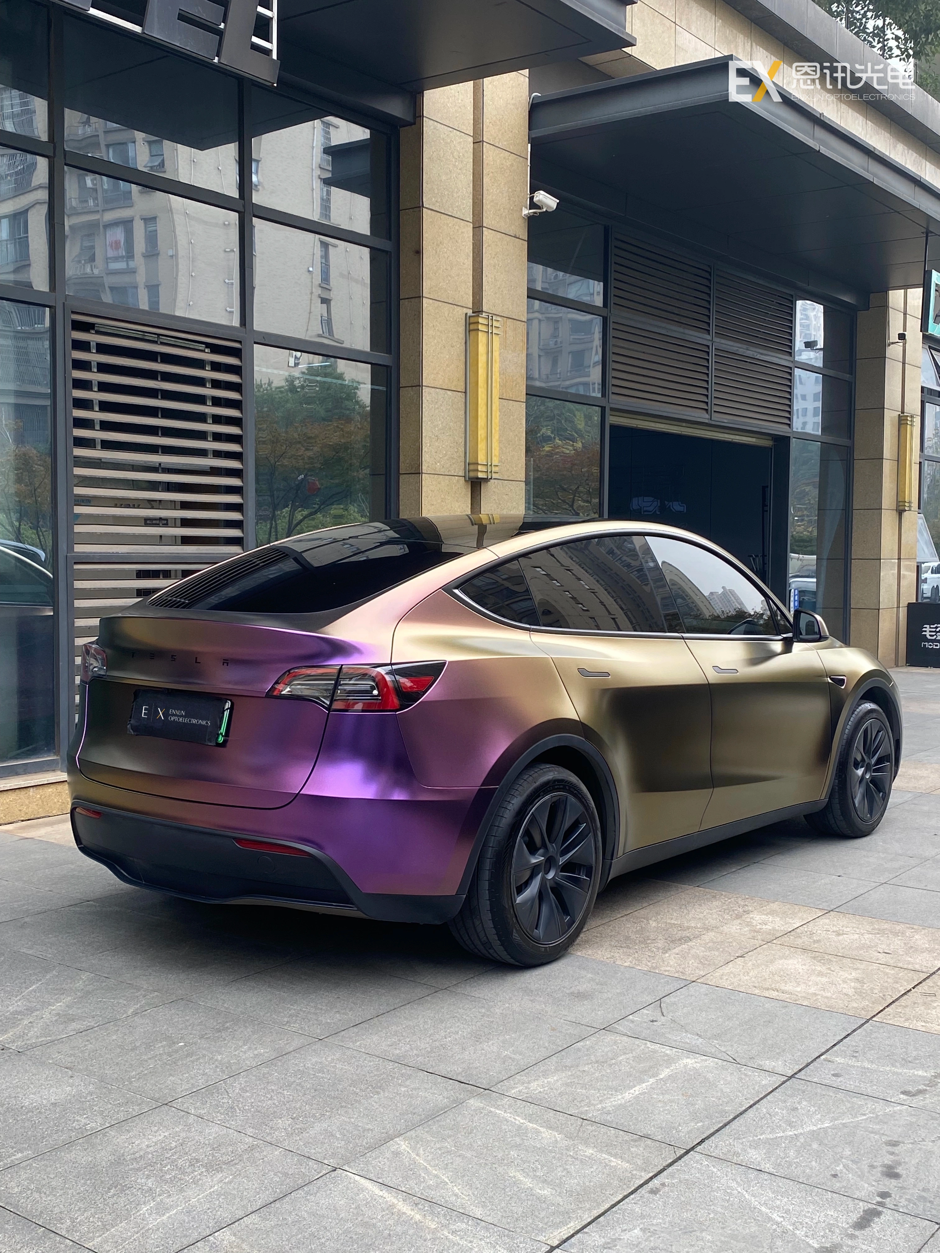 Chameleon Gold White Red Body Wrap: Elevate Your Ride with Dazzling Color Transformation