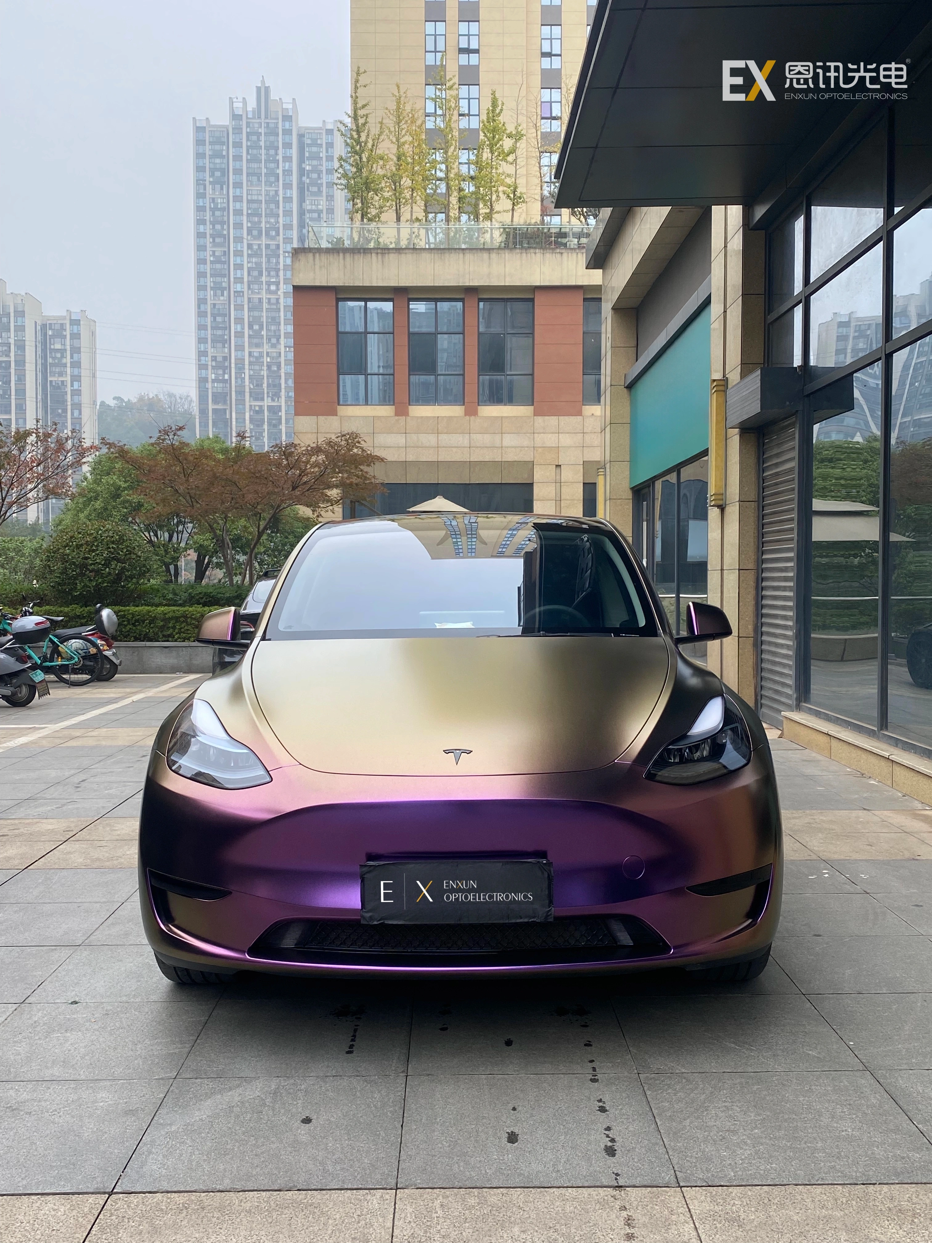 Chameleon Gold White Red Body Wrap: Elevate Your Ride with Dazzling Color Transformation