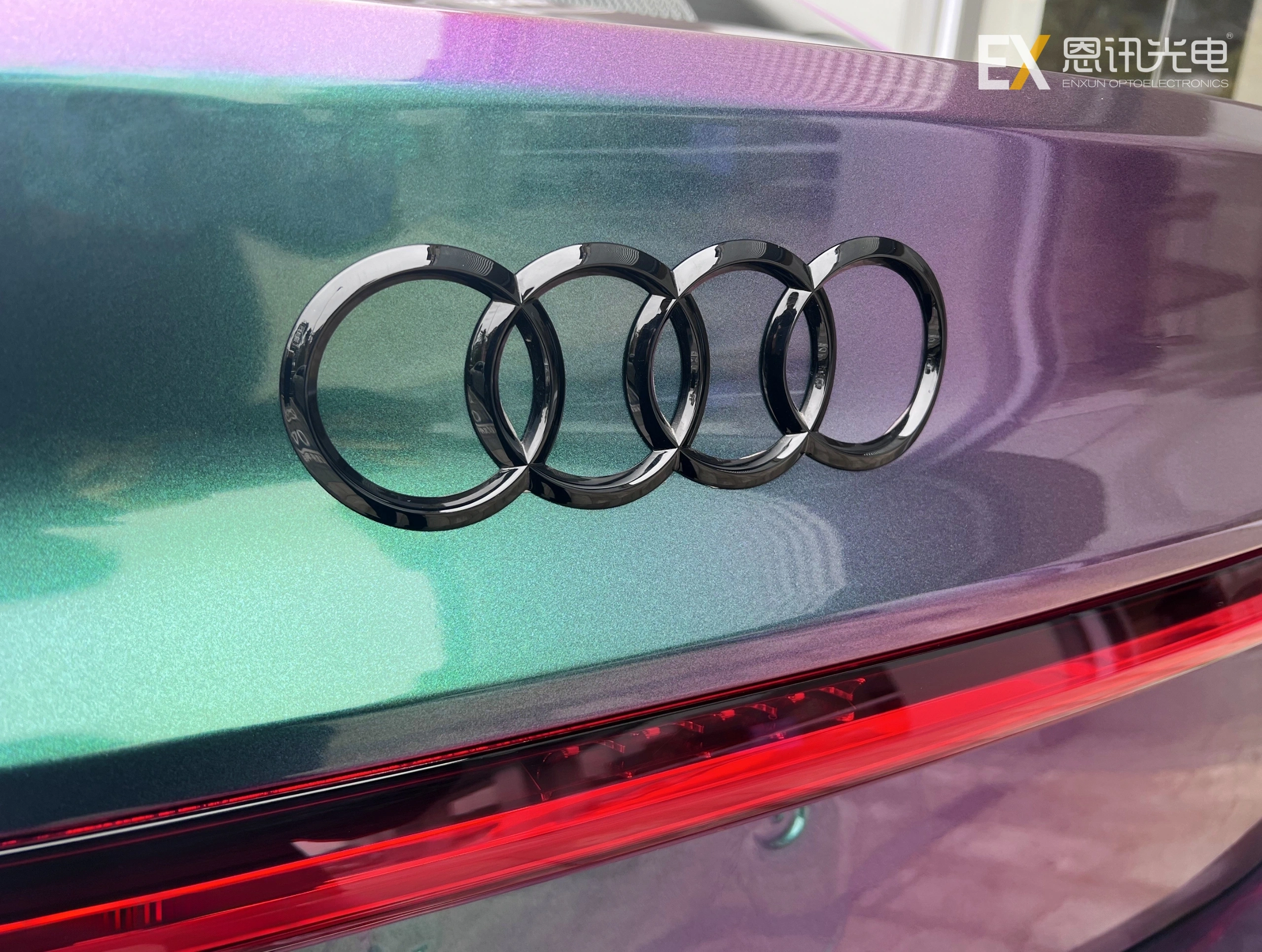 Chameleon Red Blue Green Body Wrap: Elevate Your Ride with Dazzling Color Transformation