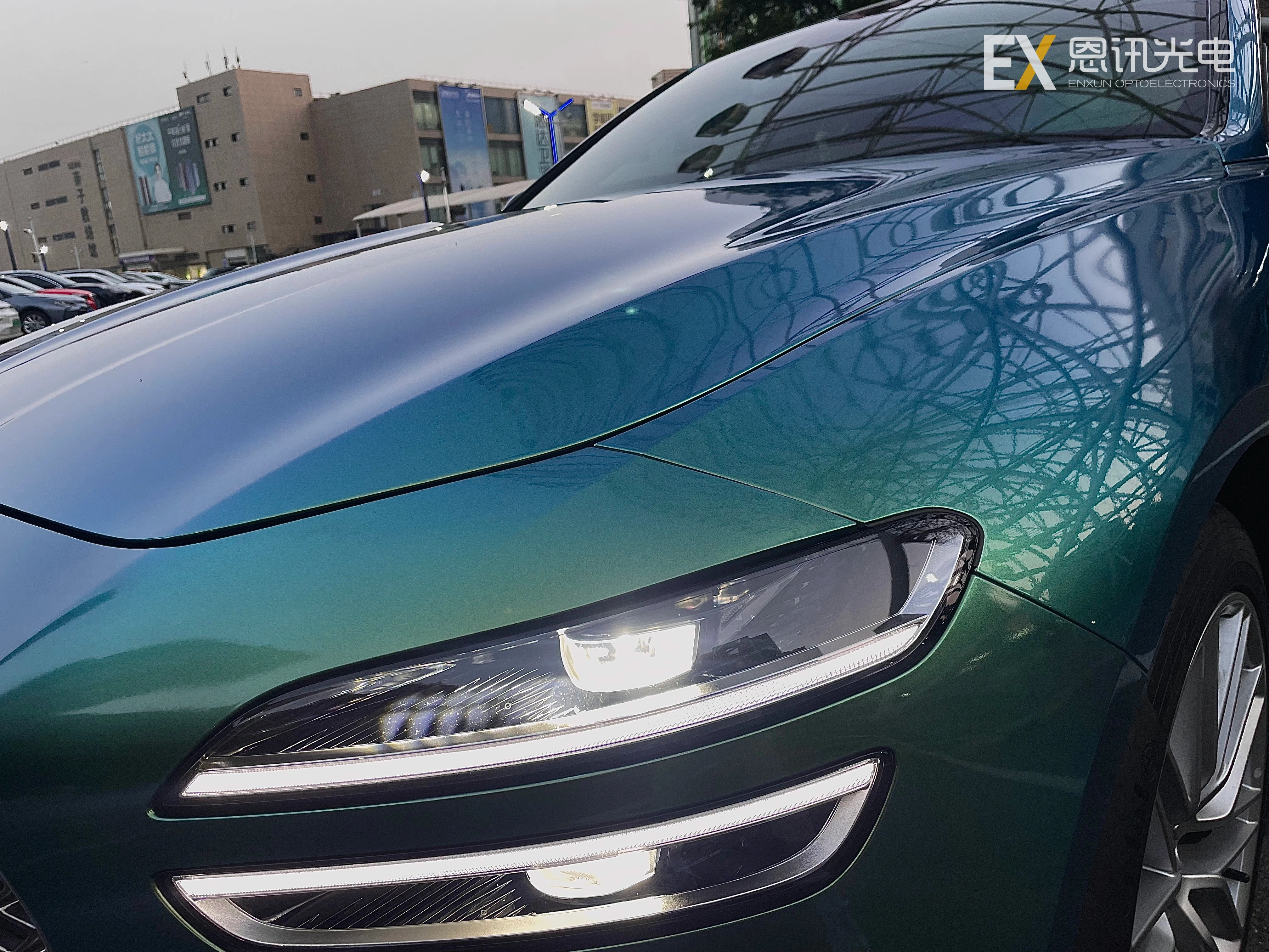 Chameleon Blue Gold Green Body Wrap: Elevate Your Ride with Dazzling Color Transformation