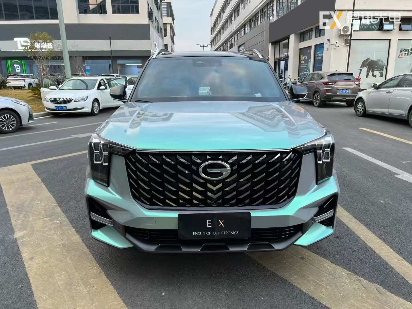 Dreamy Green Mist Car Wrap — Using flowing light and shadow as the brush, and misty green as the ink, making every car a mobile visual focus.