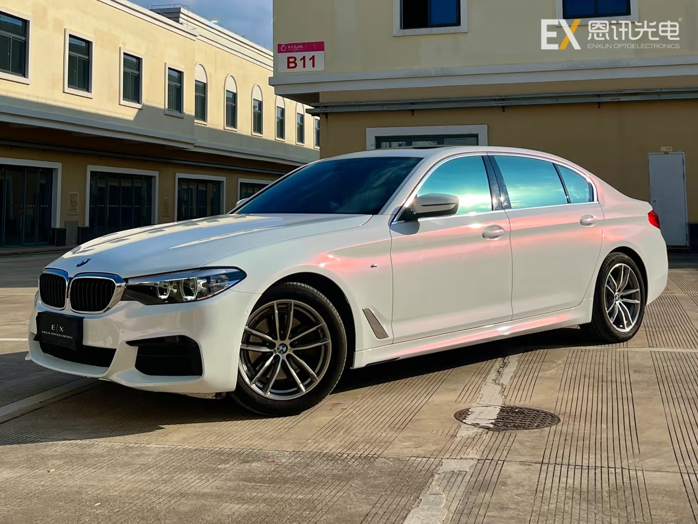 White-to-Color Car Wrap: Elevate Your Vehicle’s Style Without Repaint