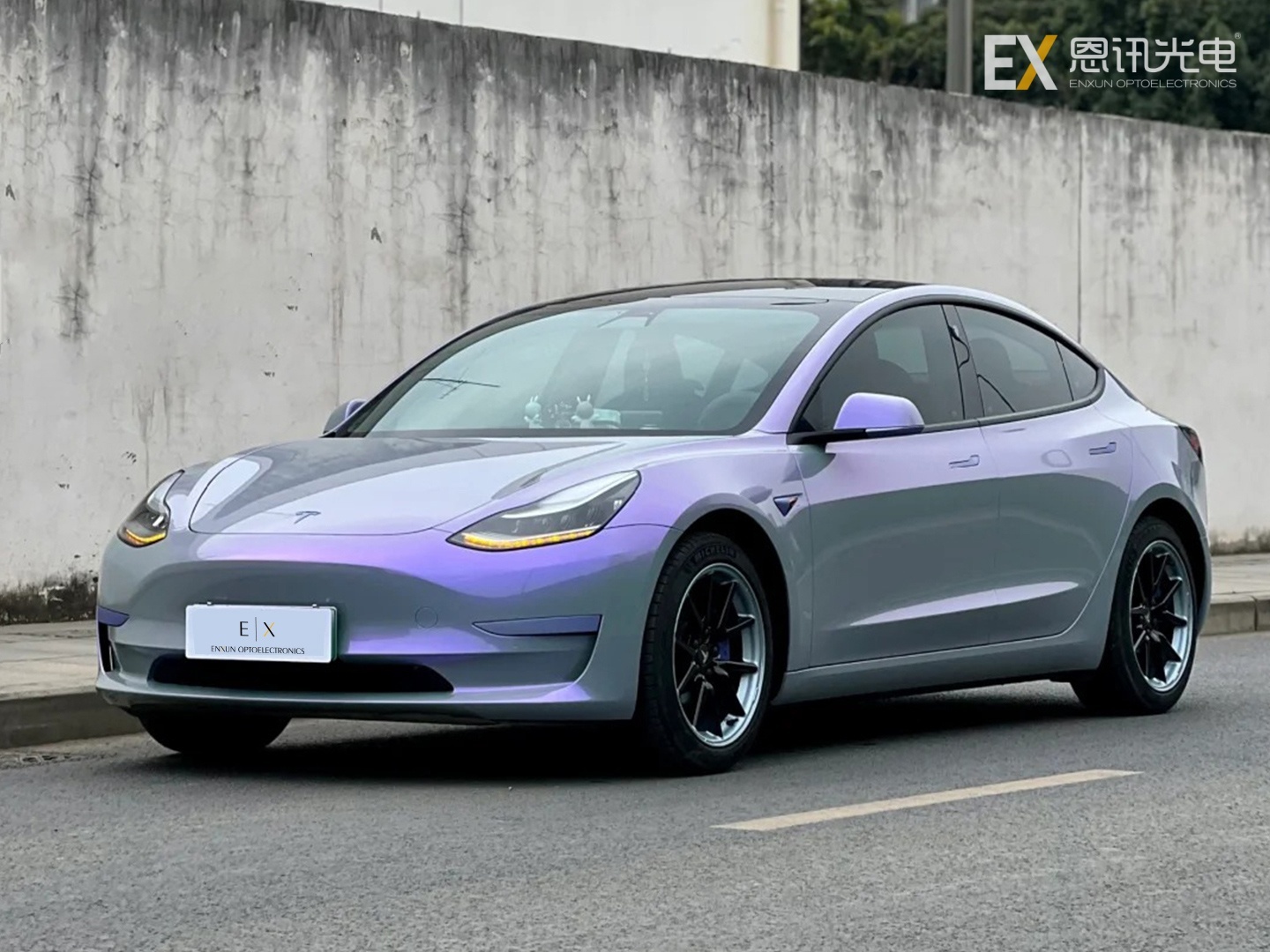 Dreamy Purple Mist — Using flowing light and shadow as the brush, and misty green as the ink, making every car a mobile visual focus.