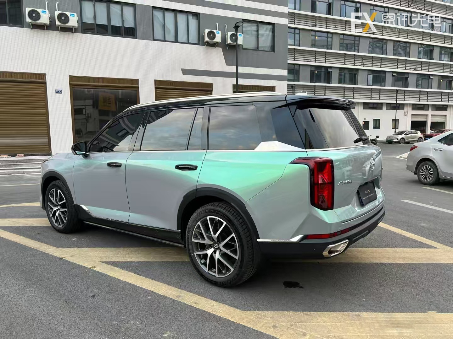 Dreamy Green Mist Car Wrap — Using flowing light and shadow as the brush, and misty green as the ink, making every car a mobile visual focus.