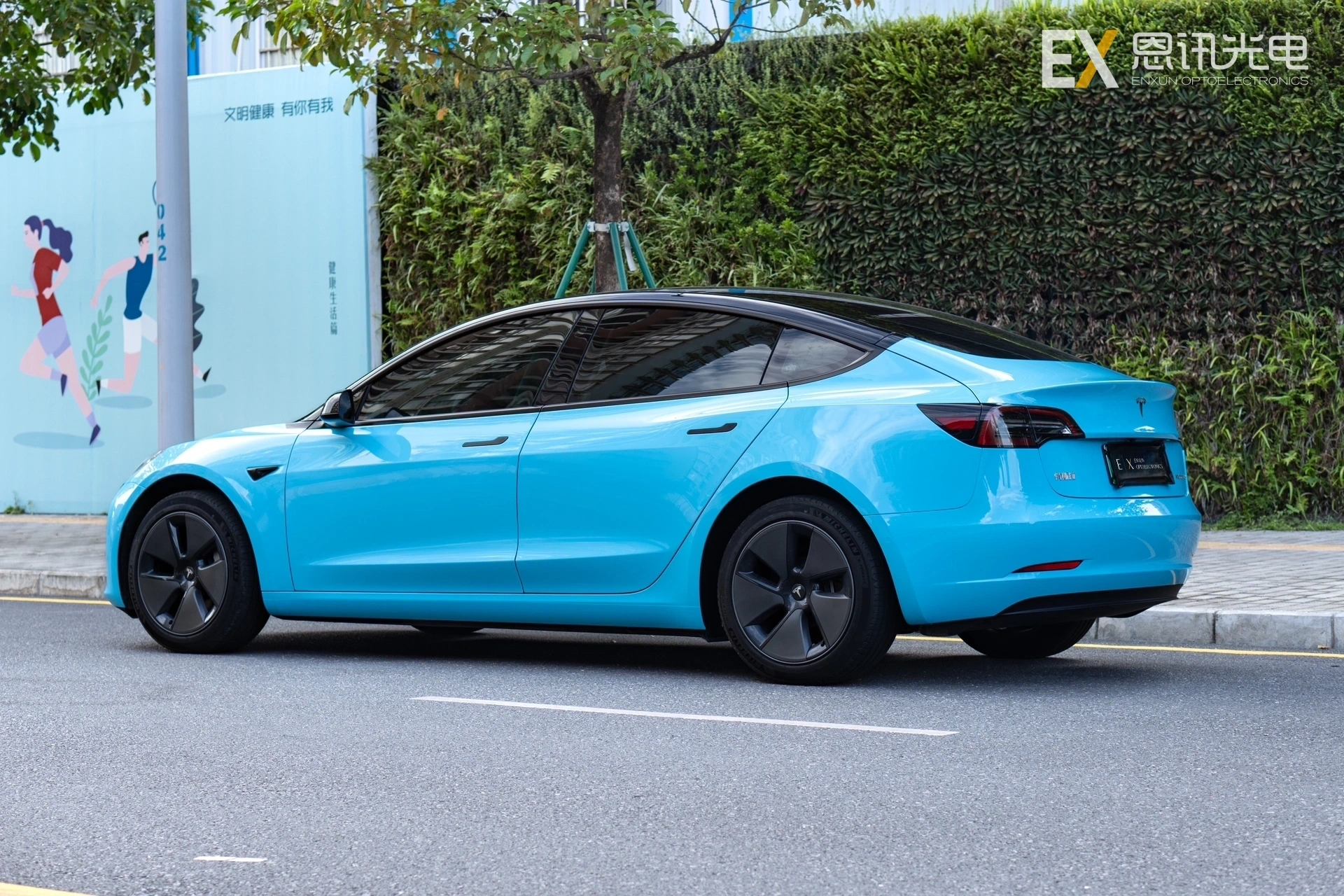 Stand out from the crowd of basic blacks and silvers – the Iridescent Sky Blue Wrap is for those who dare to be different without going over the top.