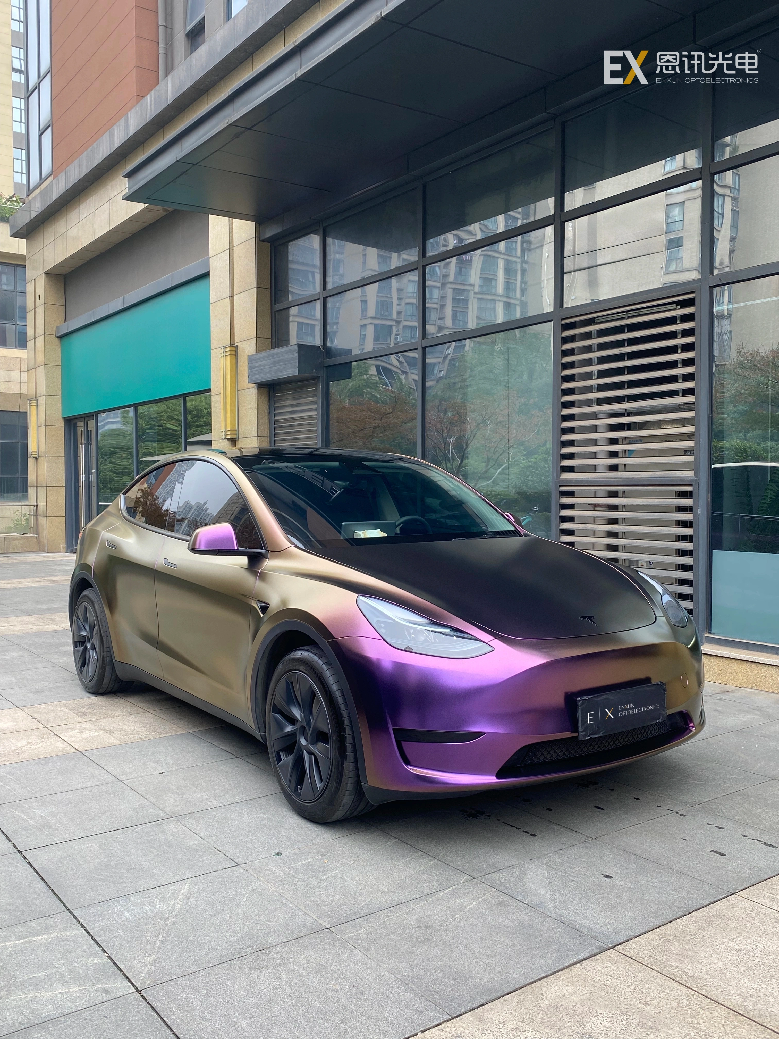 Chameleon Gold White Red Body Wrap: Elevate Your Ride with Dazzling Color Transformation