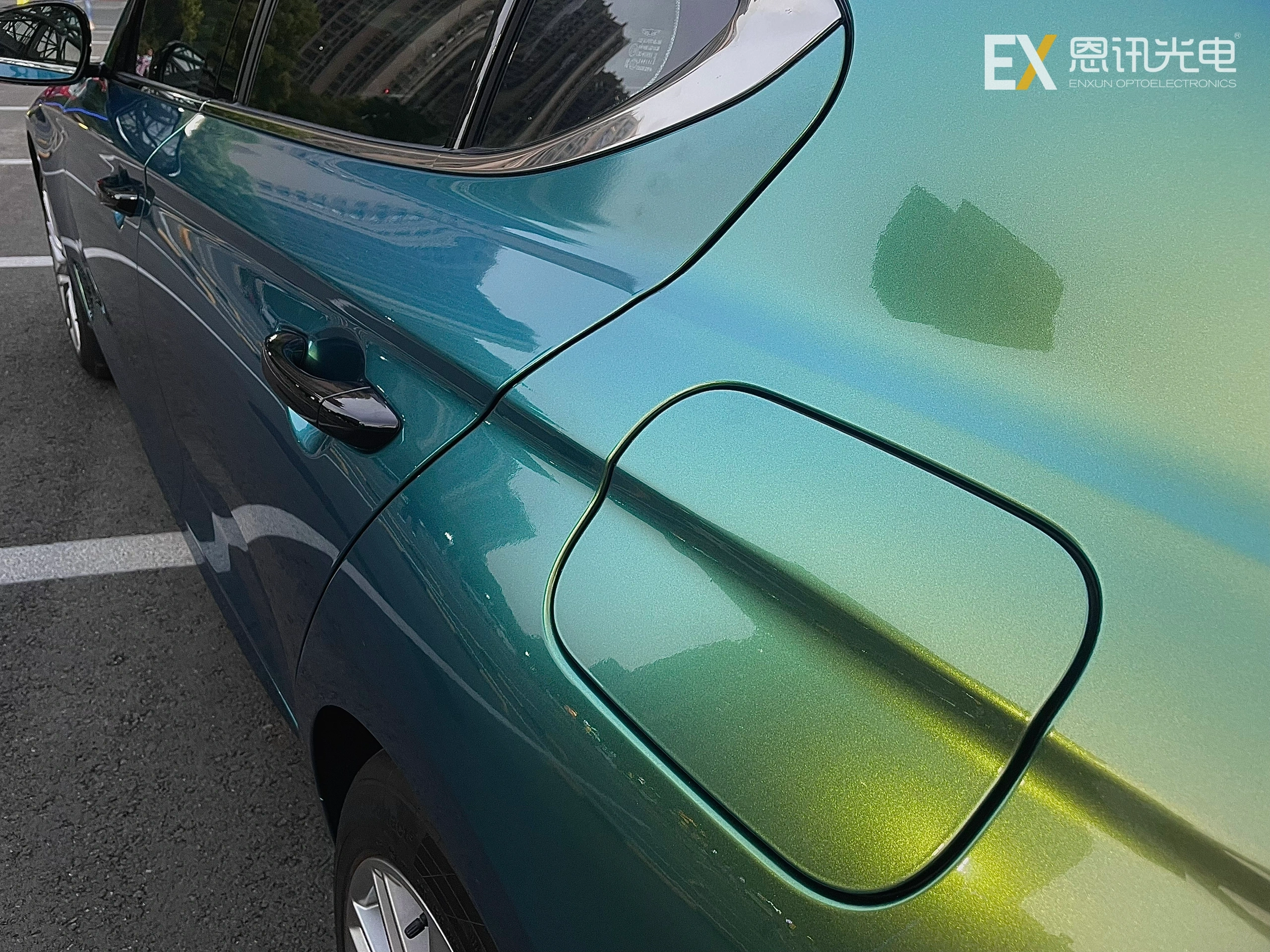 Chameleon Blue Gold Green Body Wrap: Elevate Your Ride with Dazzling Color Transformation
