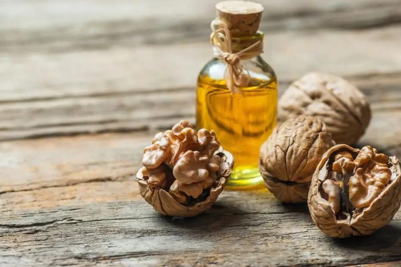 Organic Walnut Oil (Juglans regia)