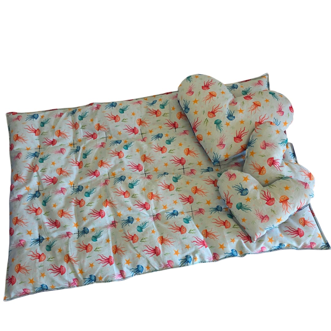 KIT Enxoval Pet - 1Cama G + 1 Edredom + 1 Travesseiro  + 3 almofadas coração tamanhos variados