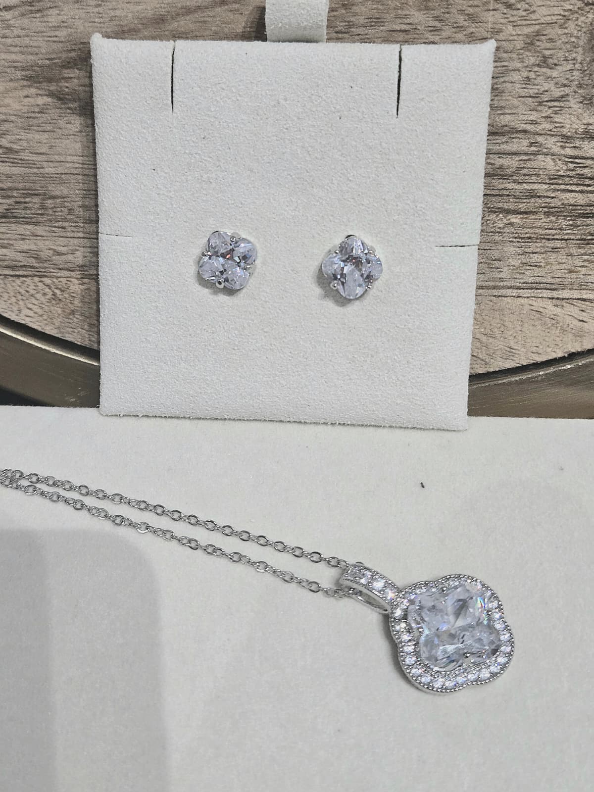 Elegant Jewelry Set with Necklace and Earrings