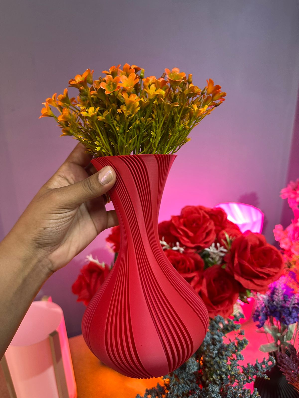 Vaso decorativo moderno com flores artificiais