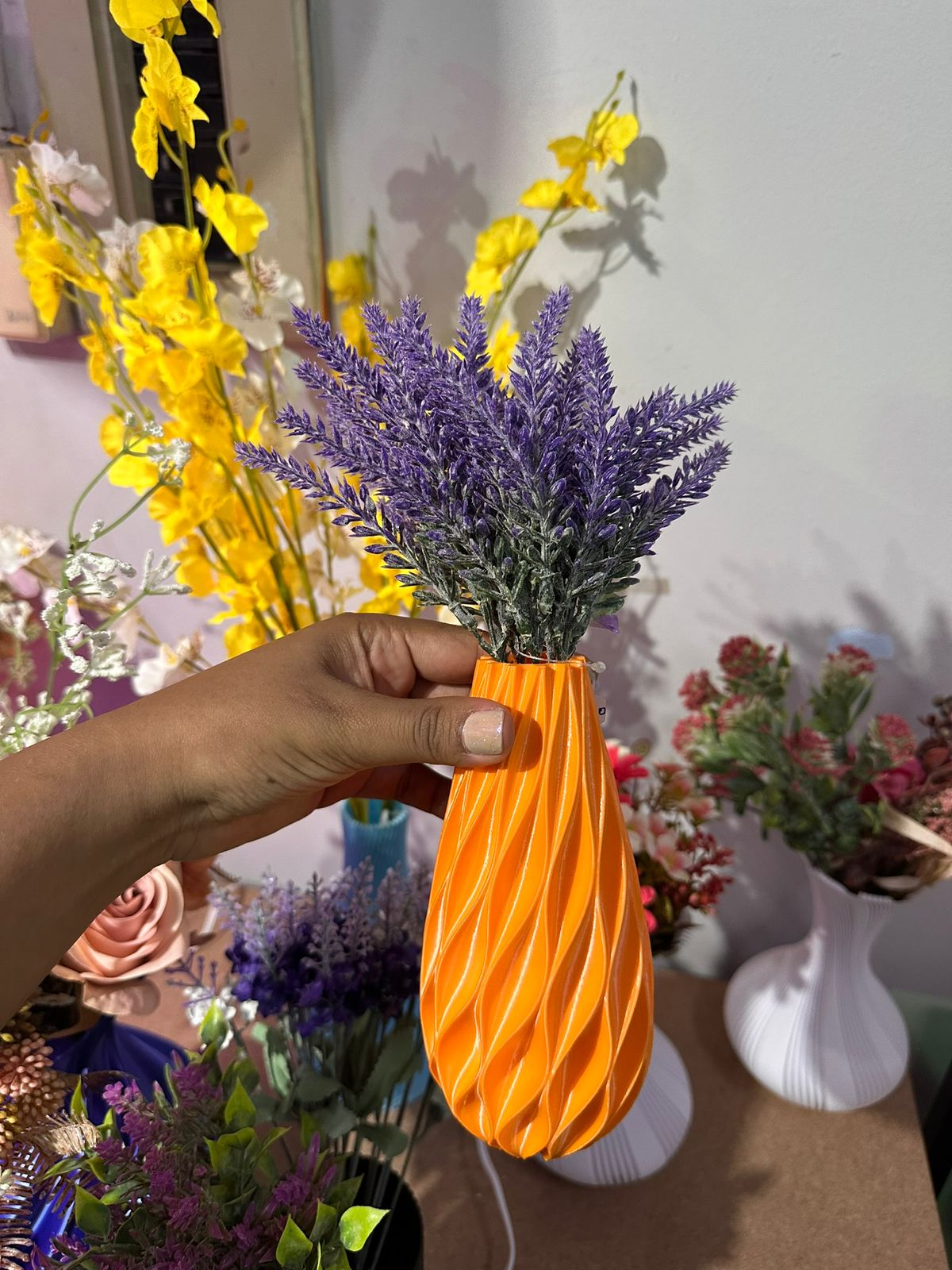 Vaso decorativo laranja com lavanda artificial