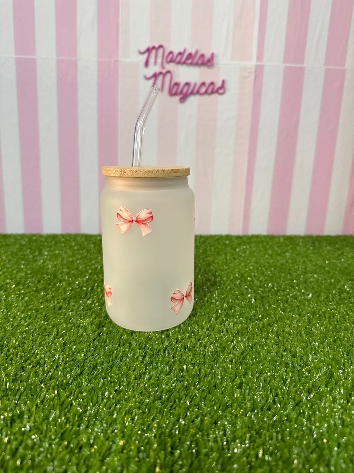 Copo de vidro decorado com canudo