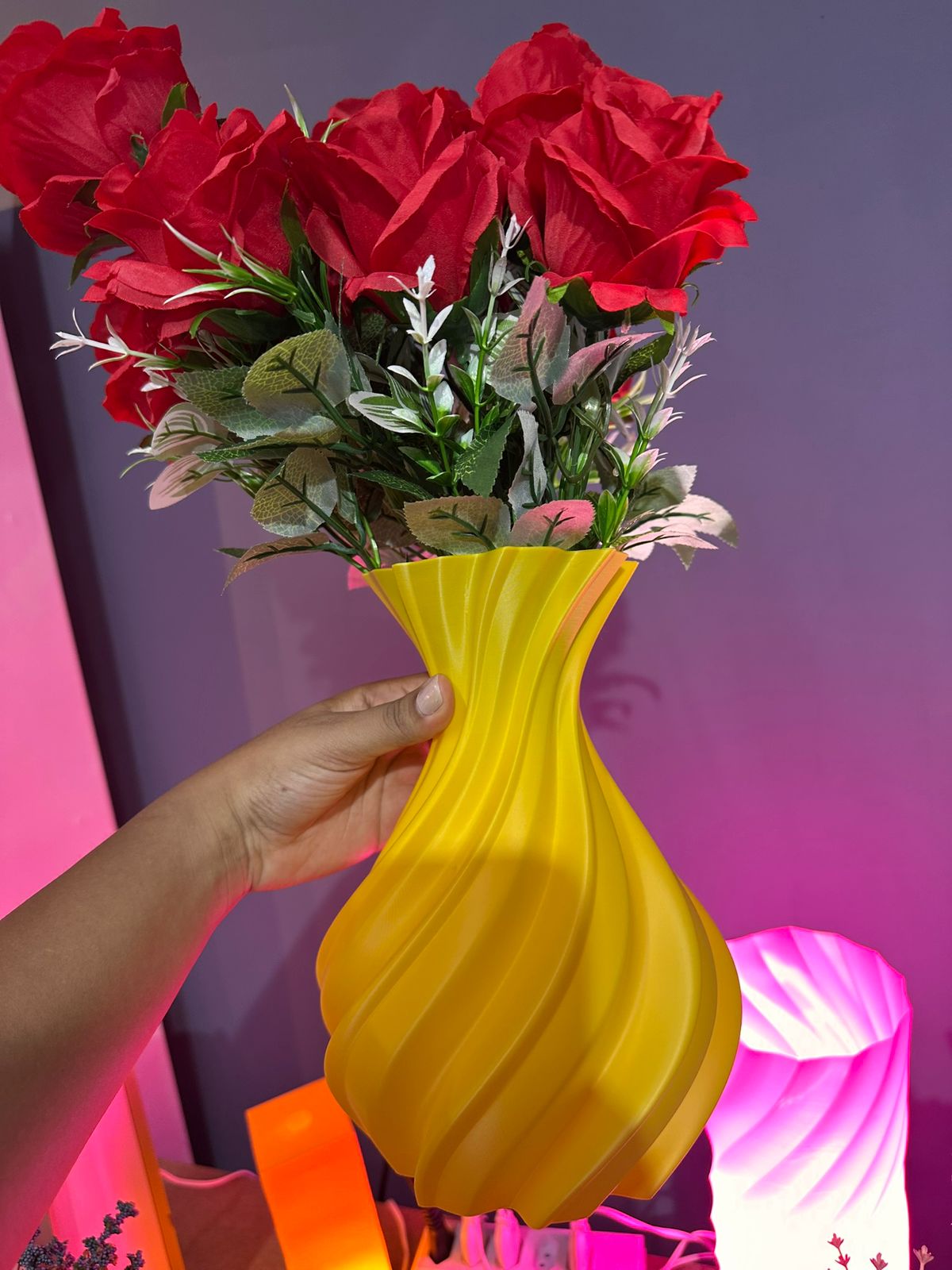 Vaso decorativo com flores artificiais