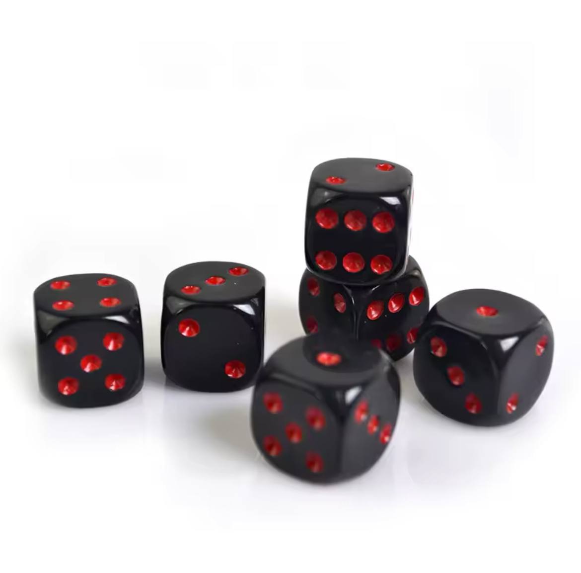 Dados negros de seis caras con puntos rojos