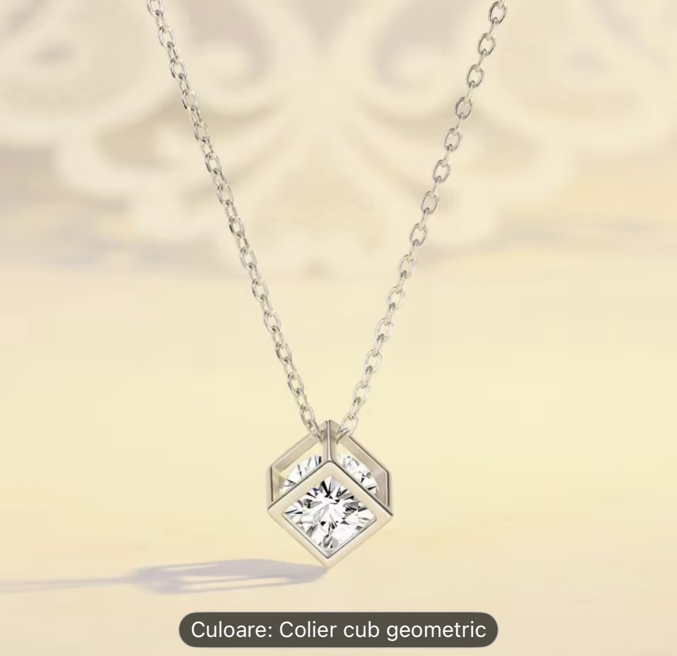 Colier cu pandantiv cub geometric