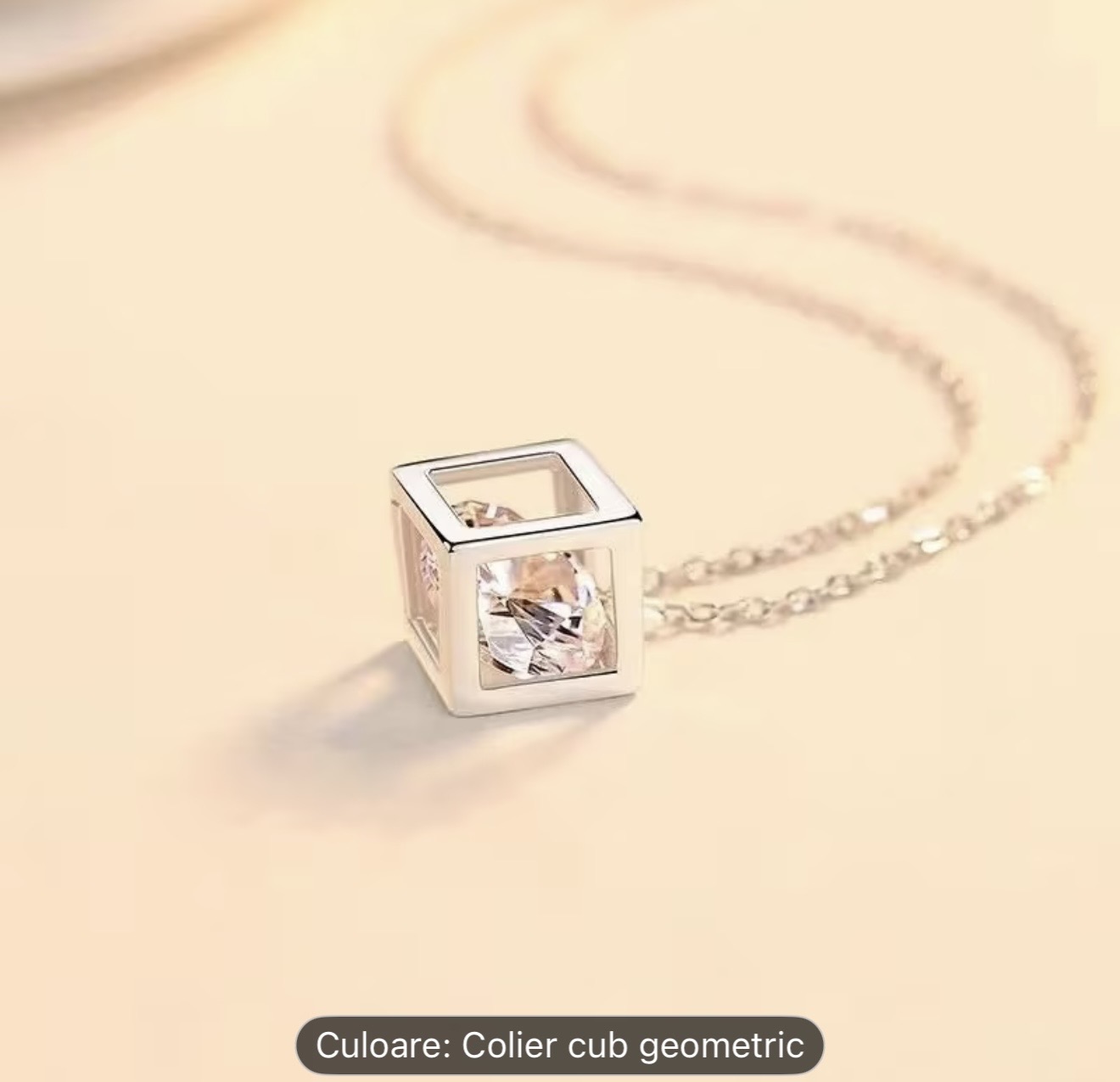 Colier cu pandantiv cub geometric