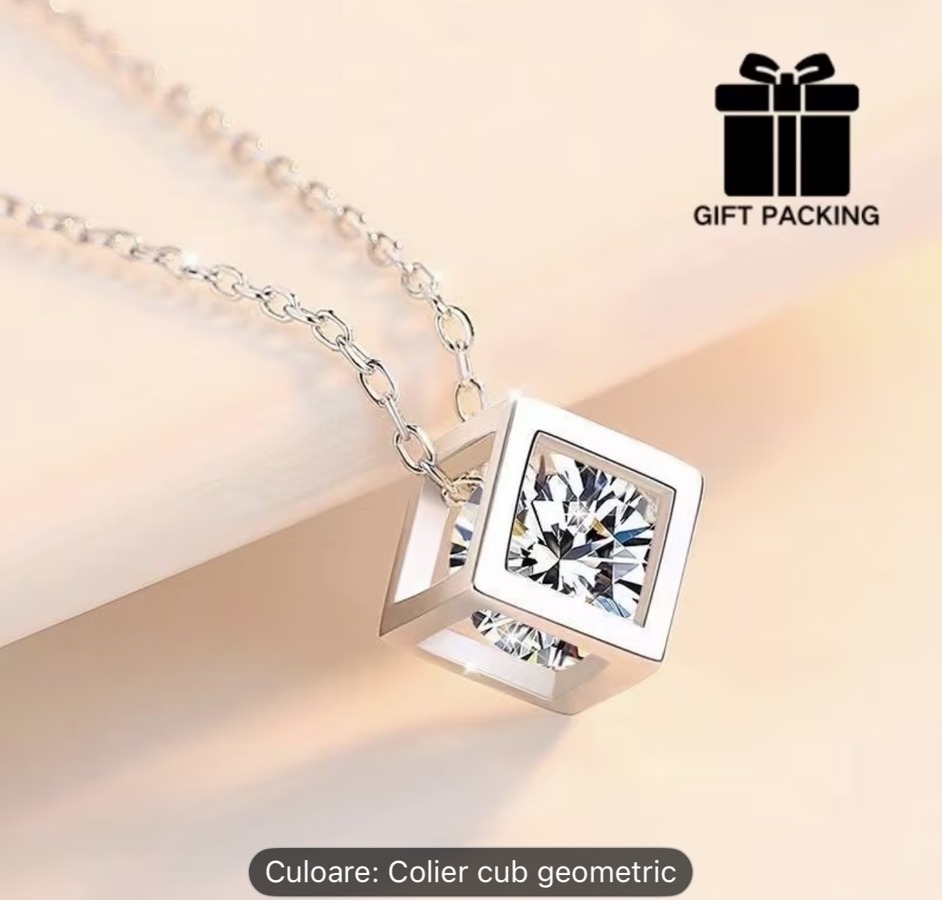 Colier cu pandantiv cub geometric