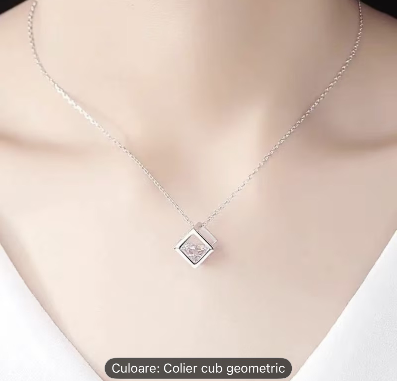 Colier cu pandantiv cub geometric