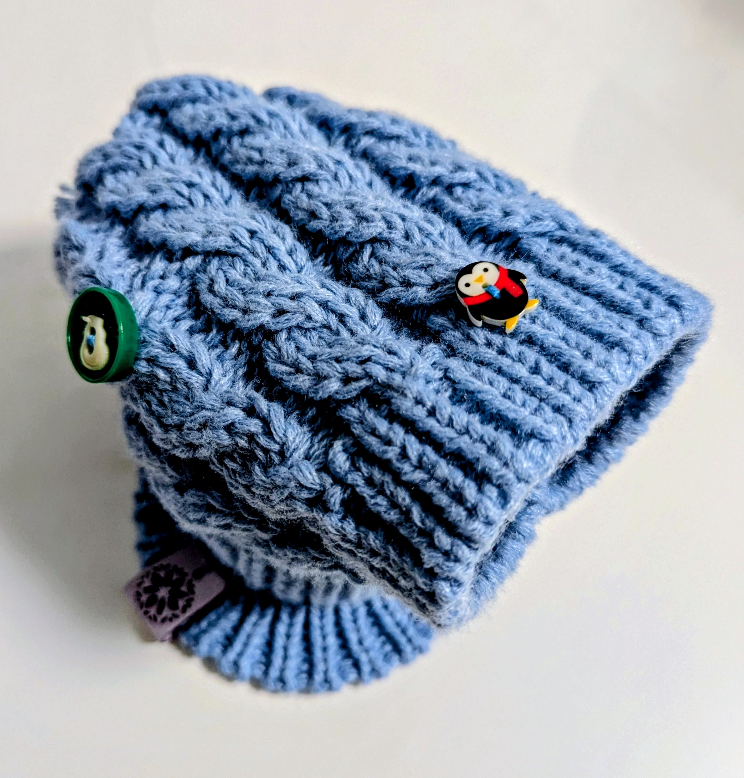 Hundestrickmütze mit Winterdekoration