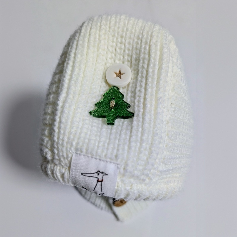 Hundewollmütze mit Winterdekoration