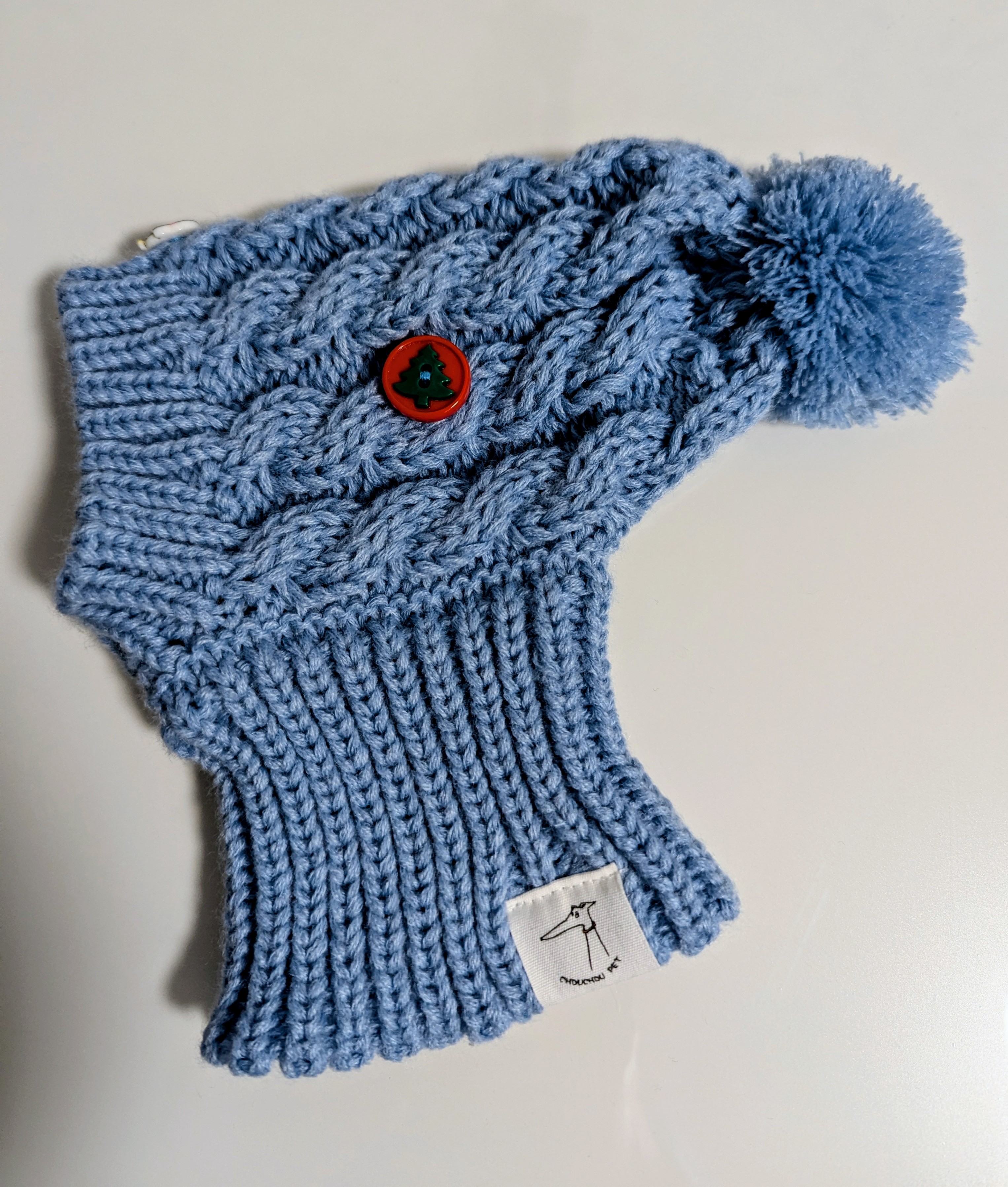 Hundestrickmütze mit Winterdekoration