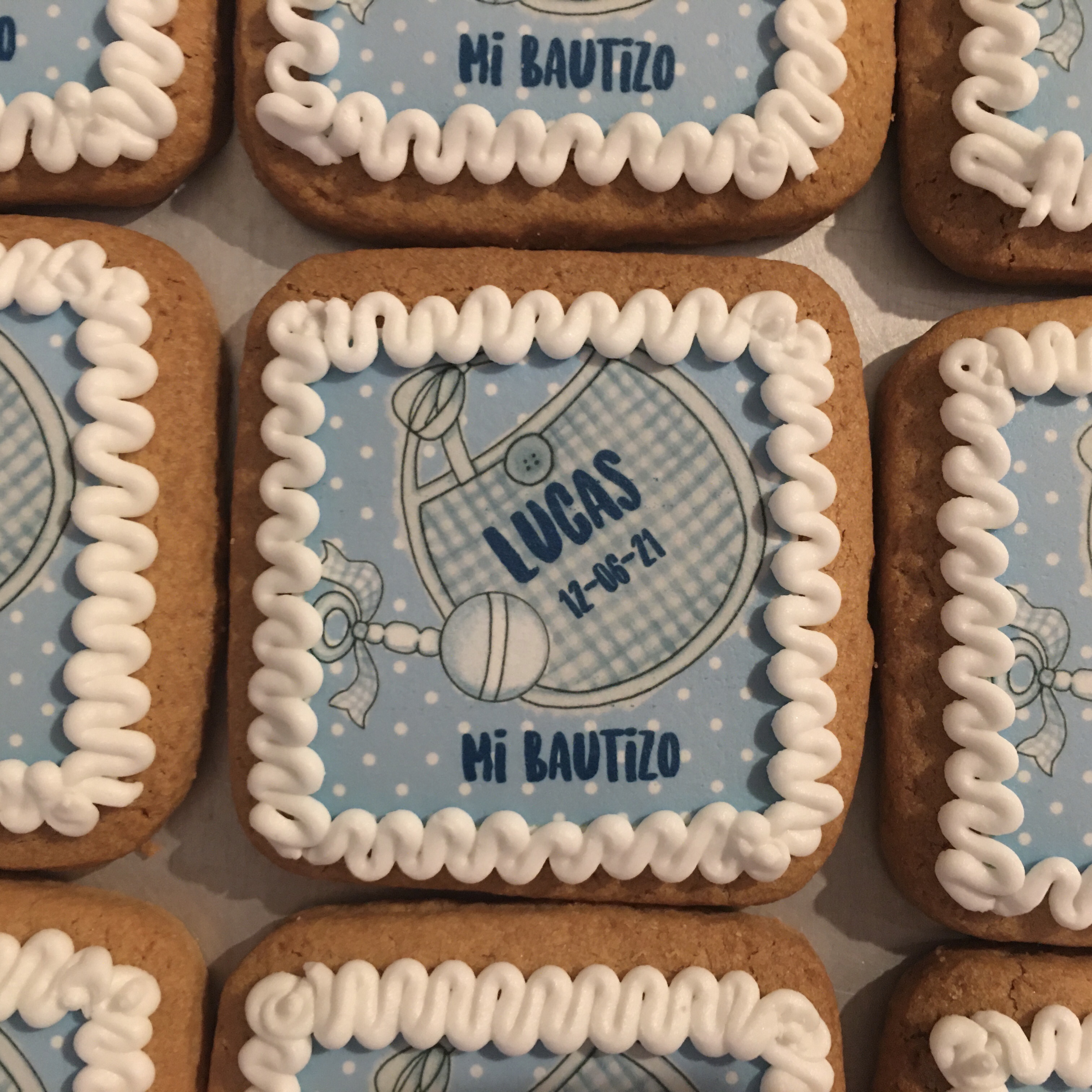 Galletas babero y sonajero