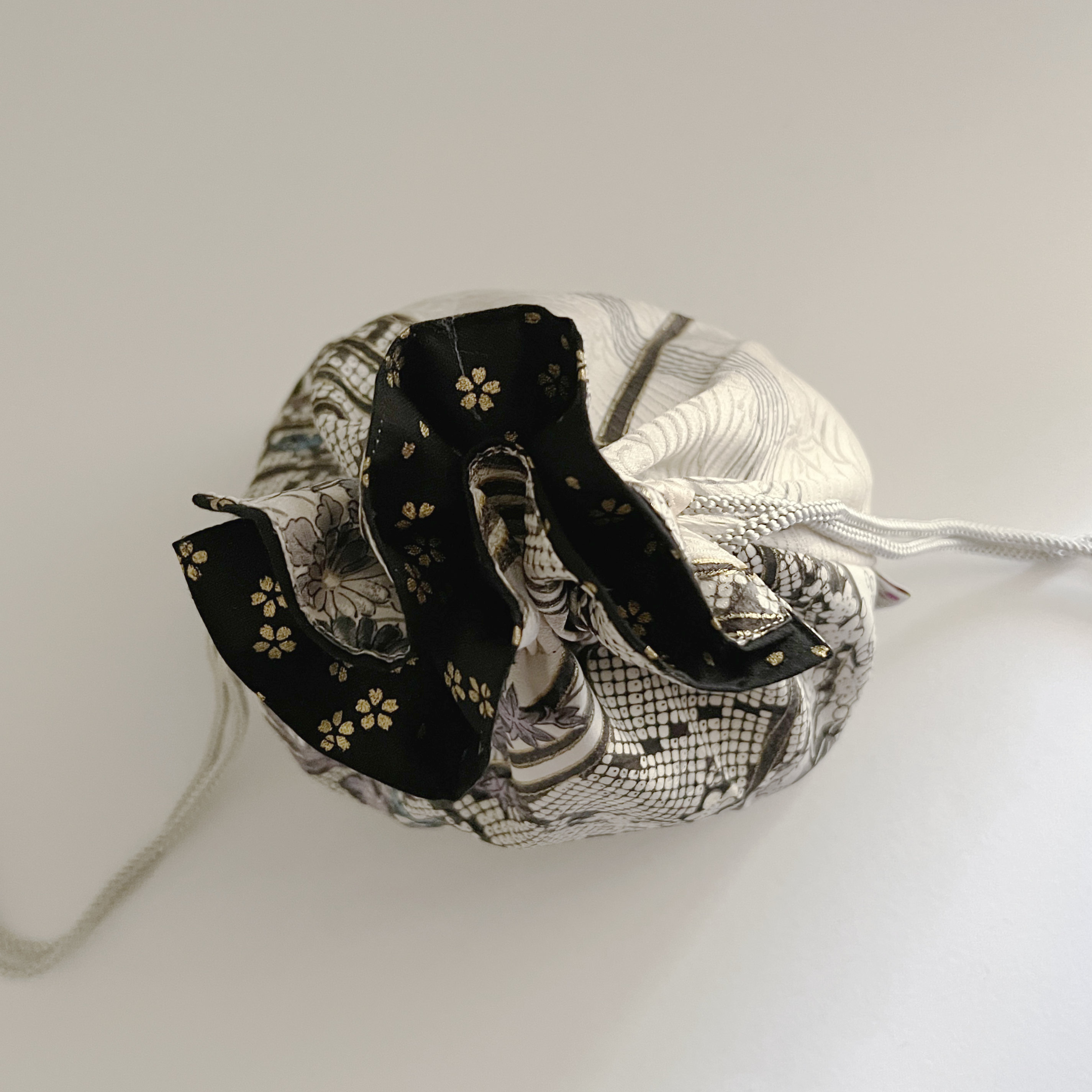 White + Black + Blue w. Black Lining Silk Kinchaku