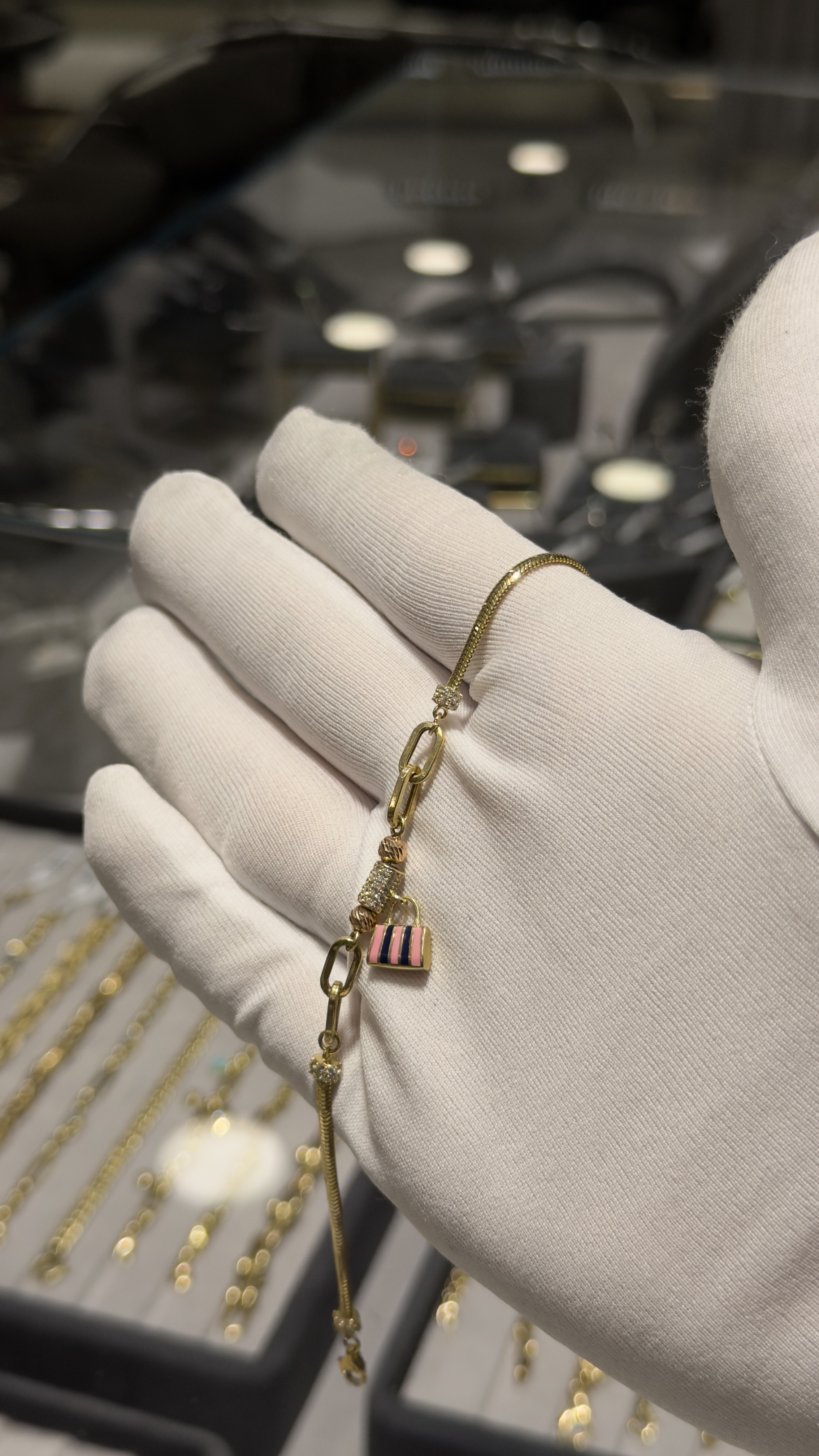 Pembe Charm Detaylı Altın Bileklik