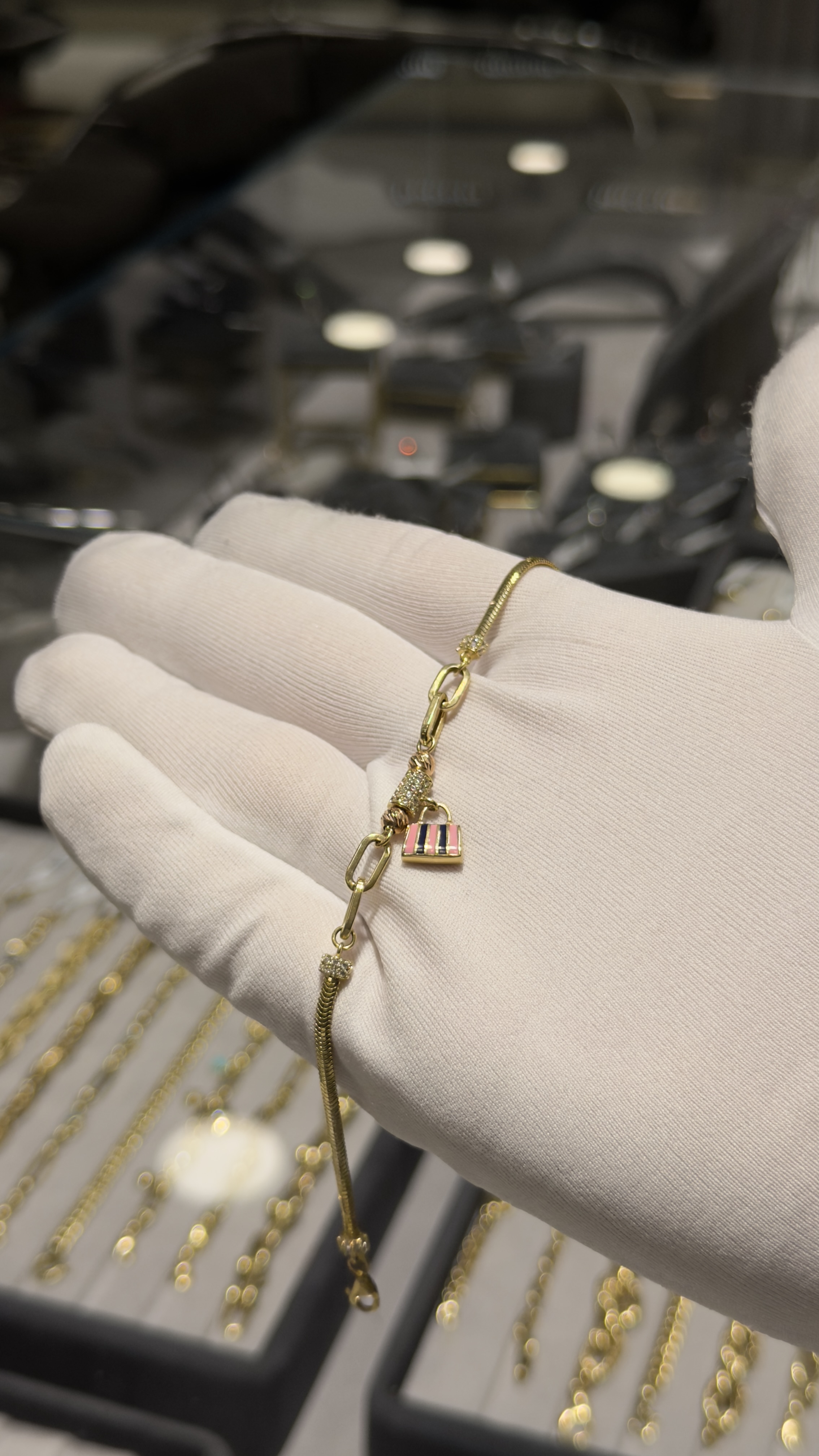 Pembe Charm Detaylı Altın Bileklik