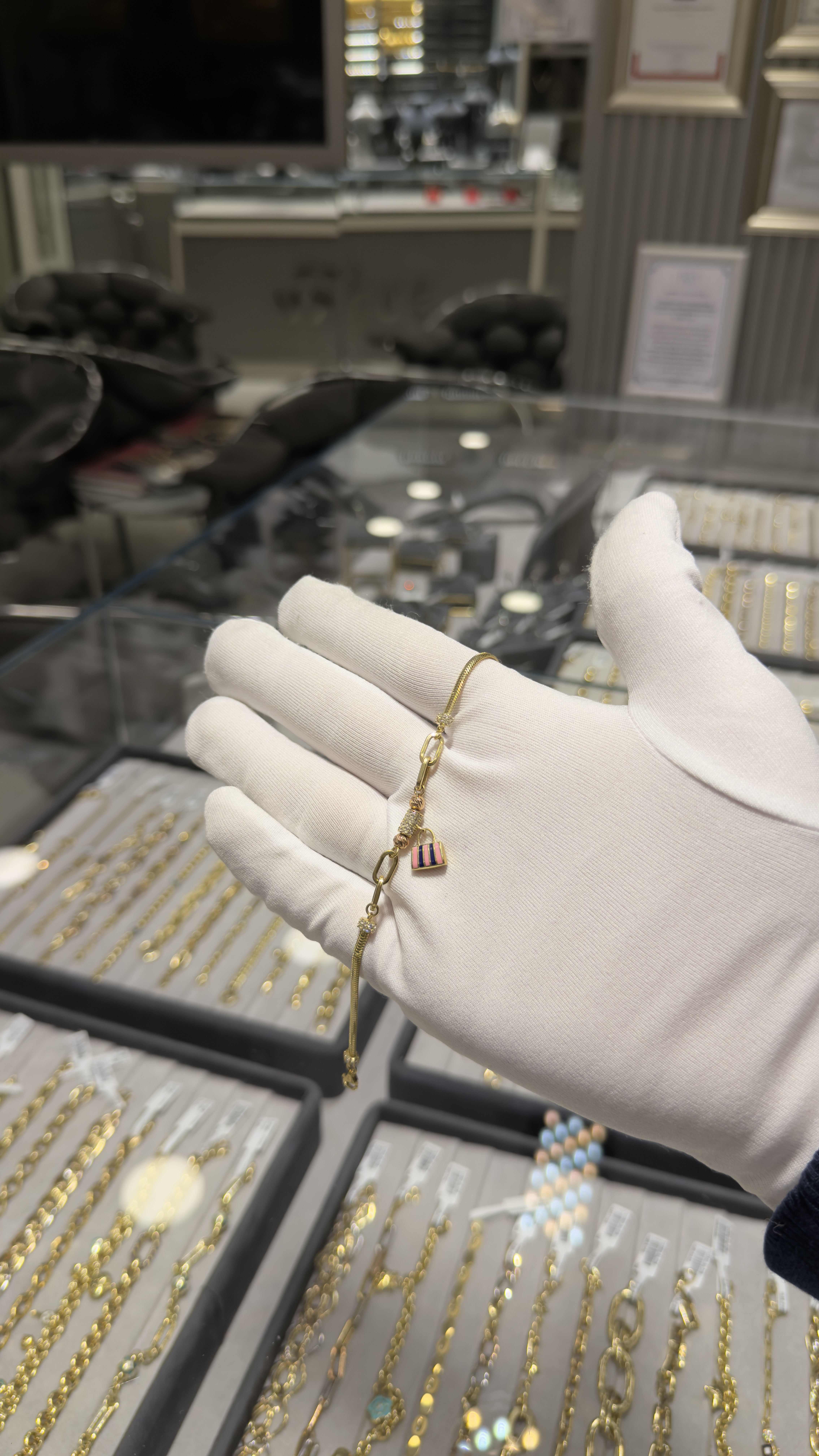 Pembe Charm Detaylı Altın Bileklik